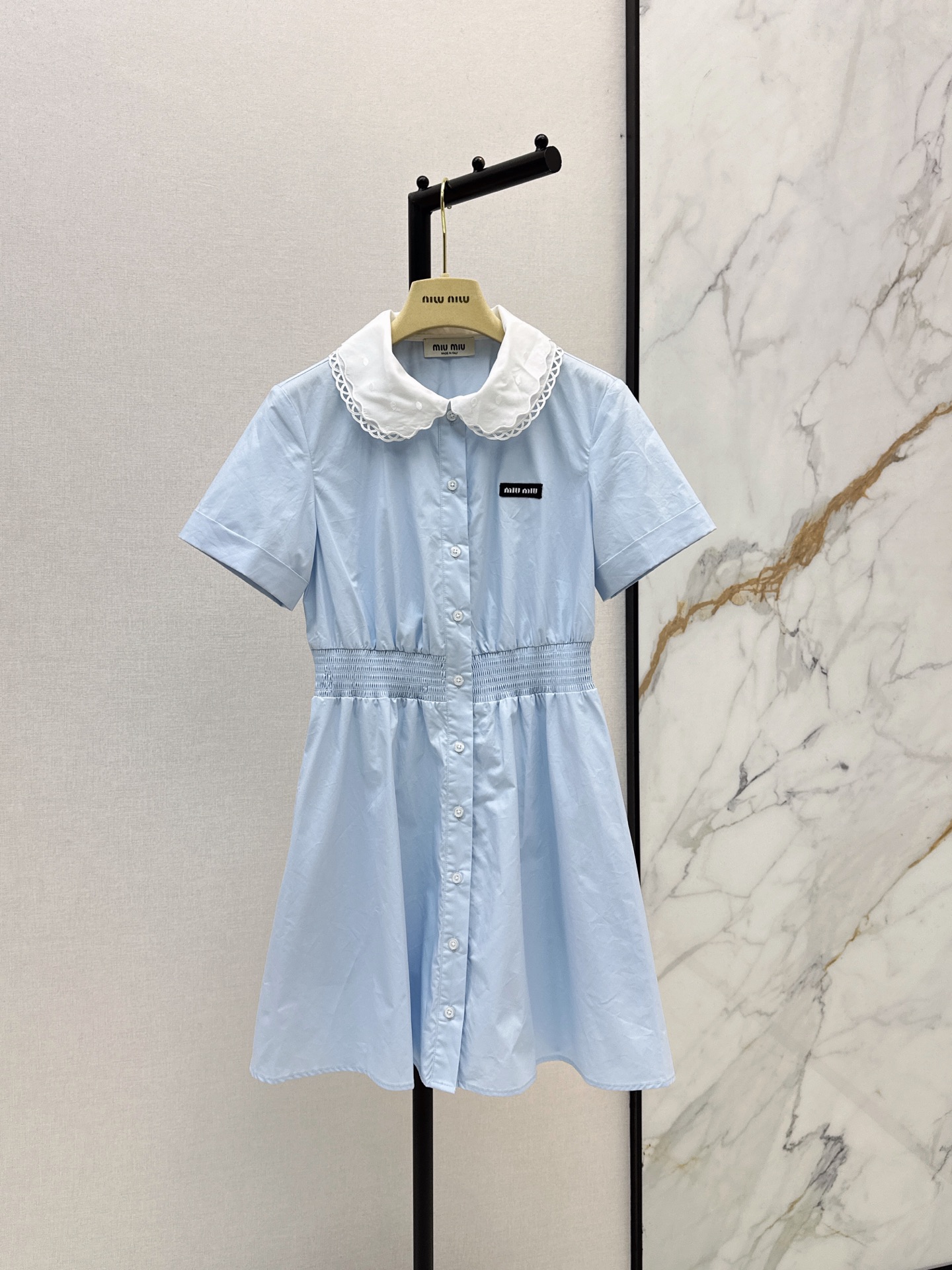 NO:864626,Miu 26Ss————The latest age-reducing Miu dress in spring and summer. The upper body is full of fashionable and high-end and has its own aura. The fabric texture is very nice, fashionable and high-end. The color is super positive. The upper body is white and slim. It has a cool and handsome classic series. It has wind when walking. The upper body has a full aura. The length is just right and easy to control. One color ready for sale sml,, miumiu, skirts,19860909Miu 26Ss————春夏最新款减龄缪系连衣裙 上身就是满满的时髦高级感自带气场 面料质感很奈斯 时髦又高级 颜色超级正 上身显白又显瘦 自带酷帅感的经典系列 走路都带风 上身气场全开 长度恰到好处 轻松驾驭 一色现货发售sml,,miumiu,skirts,,Women's clothing