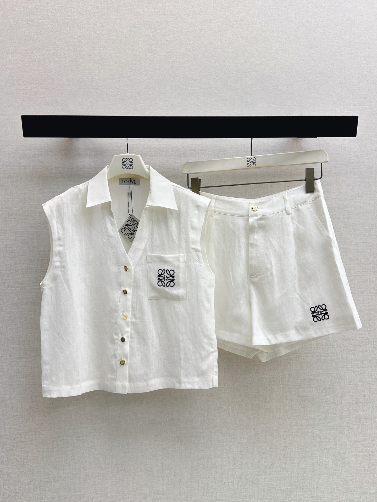 NO:864698,Loe 26Ss————The latest classic logo embroidered linen suit for spring and summer is simple and elegant. Very high-end imported texture. Look carefully at the details. The color is super correct. The upper body is very cool. It is clean and classy. It enhances the temperament. It completely complies with the level of high-end ready-to-wear. It is impossible not to love it. It comes in one set. Two colors are available for sale sml,, loewe,19860909Loe 26Ss————春夏最新款经典logo刺绣麻料套装简洁大气 非常高级的进口质地 仔细看细节 颜色超正 上身非常飒爽 干净有品 提气质 完全按照高定成衣水准 无法不爱 一套出 两色现货发售sml,,loewe,,Women's clothing