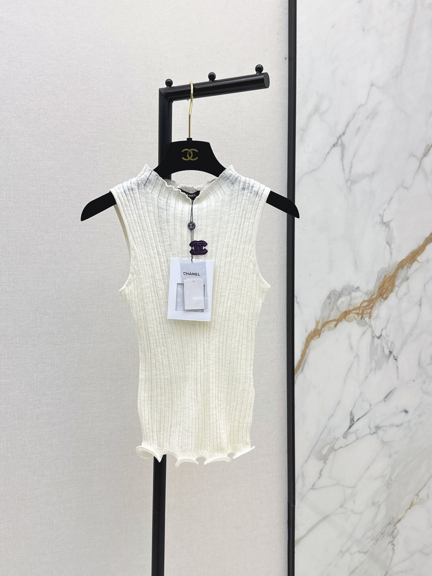 NO:864640,C Home 26Ss————The latest logo decorative vest for spring and summer is simple and classic. It is very recognizable. The knitted fabric has good elasticity and is close-fitting and comfortable. It is OK to wear alone or layered inside in spring and summer. Two colors are available in stock sml,,chanel,19860909C家 26Ss————春夏最新款logo装饰背心简约又经典 超有辨识度 针织面料弹性好 贴身舒适 春夏单穿或内搭都很OK 两色现货发售sml,,chanel,,Women's clothing