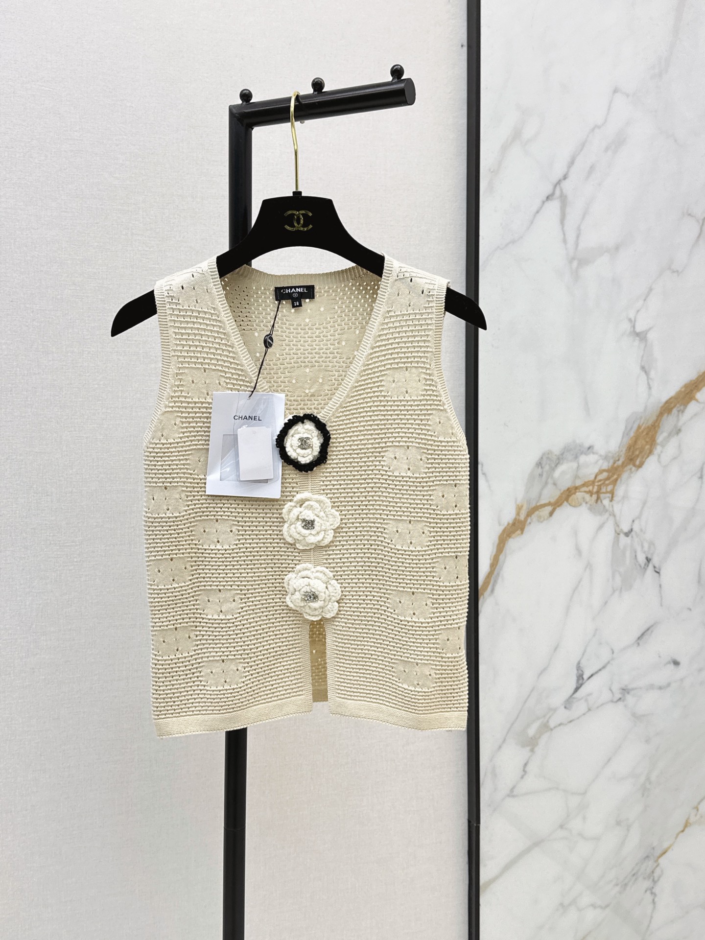 NO:864652,C Home 26Ss————The latest style of l three-dimensional camellia decorated hand-crocheted vest for spring and summer is simple and classic. It is very recognizable. The knitted fabric has good elasticity and is close-fitting and comfortable. It is OK to wear alone or as an inner layer in spring and summer. Two colors are available in stock sml,,chanel,19860909C家 26Ss————春夏最新款l立体山茶花装饰手工钩花背心简约又经典 超有辨识度 针织面料弹性好 贴身舒适 春夏单穿或内搭都很OK 两色现货发售sml,,chanel,,Women's clothing
