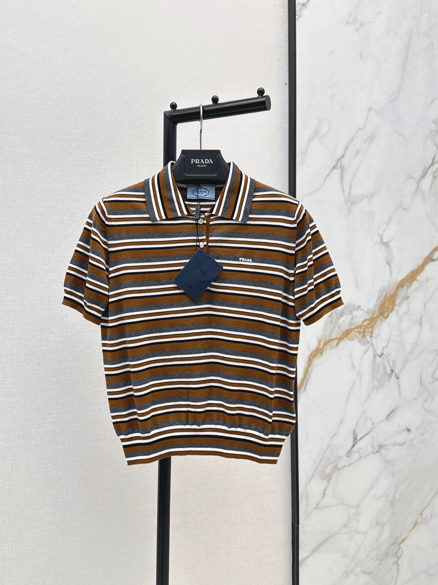 NO:864663,PD 26Ss————The latest spring and summer color-blocked striped Polo short-sleeved sweater with super high adaptability in summer. Contrast stripes + lapel design. Full of retro college style, fashionable and affordable. Exclusively customized yb mulberry silk and cotton blend material. Classic brand letter embroidery on the chest. Low-key yet recognizable. Three-dimensional cut short-sleeved loose version. Very tolerant. One color ready for sale sml,, T-shirt,19860909PD 26Ss————春夏最新款拼色条纹Polo短袖针织衫夏天适配度超高的撞色条纹+翻领设计 复古学院风满满 时尚又减 独家定制yb桑蚕丝棉混纺材质 胸前经典品牌字母刺绣点缀 低调不失辨识度 立体剪裁短袖宽松版型 包容性很好 一色现货发售sml,,T-shirt,,Women's clothing
