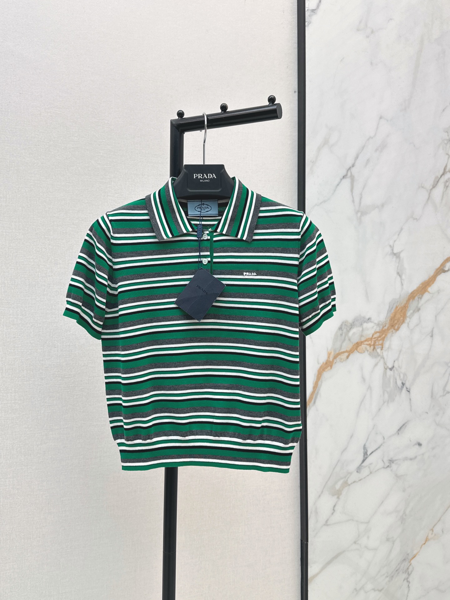 NO:864675,PD 26Ss————The latest spring and summer color-blocked striped Polo short-sleeved sweater with super high adaptability in summer. Contrast stripes + lapel design. Full of retro college style, fashionable and affordable. Exclusively customized yb mulberry silk and cotton blend material. Classic brand letter embroidery on the chest. Low-key yet recognizable. Three-dimensional cut short-sleeved loose version. Very tolerant. One color ready for sale sml,, T-shirt,19860909PD 26Ss————春夏最新款拼色条纹Polo短袖针织衫夏天适配度超高的撞色条纹+翻领设计 复古学院风满满 时尚又减 独家定制yb桑蚕丝棉混纺材质 胸前经典品牌字母刺绣点缀 低调不失辨识度 立体剪裁短袖宽松版型 包容性很好 一色现货发售sml,,T-shirt,,Women's clothing