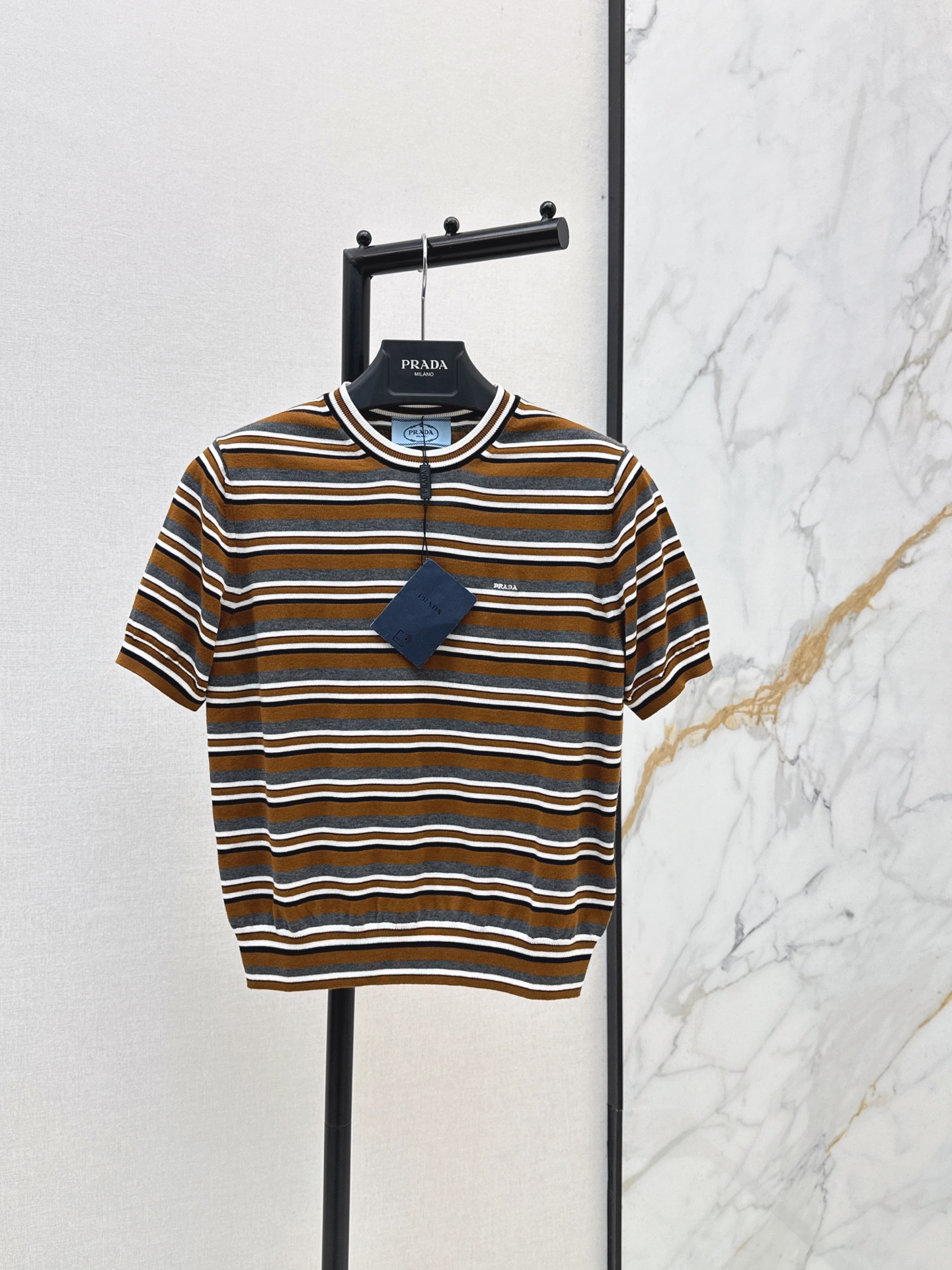 NO:864685,PD 26Ss————The latest spring and summer color-blocked striped short-sleeved sweater with super high adaptability in summer. Contrast stripes + round neck design. Full of retro college style, fashionable and age-reducing. Exclusively customized yb mulberry silk cotton blend material. Classic brand letter embroidery embellishment on the chest. Low-key yet recognizable. Three-dimensional cut short-sleeved loose version. Very tolerant. One color ready for sale sml,, T-shirt,19860909PD 26Ss————春夏最新款拼色条纹短袖针织衫夏天适配度超高的撞色条纹+圆领设计 复古学院风满满 时尚又减龄 独家定制yb桑蚕丝棉混纺材质 胸前经典品牌字母刺绣点缀 低调不失辨识度 立体剪裁短袖宽松版型 包容性很好 一色现货发售sml,,T-shirt,,Women's clothing