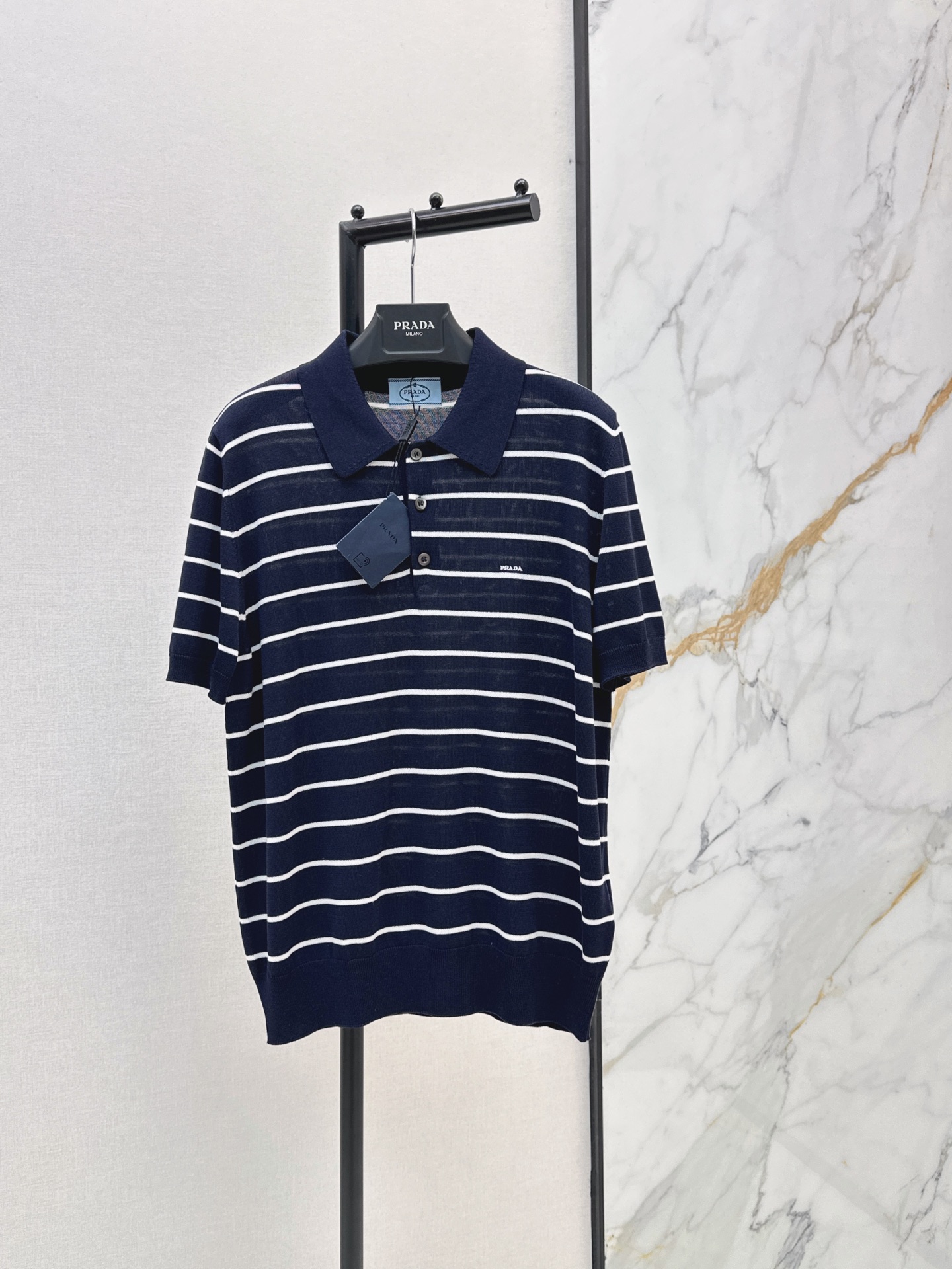 NO:864697,PD 26Ss————The latest color-blocked striped Polo short-sleeved sweater for spring and summer. Highly suitable for summer. Contrast stripes + lapel design. Full of retro college style. Exclusively customized yb mulberry silk and cotton blended material. Classic brand letter embroidery embellishment on the chest. Low-key yet recognizable. Three-dimensional cut short-sleeved loose version. Very tolerant. Ready-made sml, T-shirt.19860909PD 26Ss————春夏最新款拼色条纹Polo短袖针织衫夏天适配度超高的撞色条纹+翻领设计 复古学院风满满 独家定制yb桑蚕丝棉混纺材质 胸前经典品牌字母刺绣点缀 低调不失辨识度 立体剪裁短袖宽松版型 包容性很好 一色现货发售sml,,T-shirt,,Women's clothing