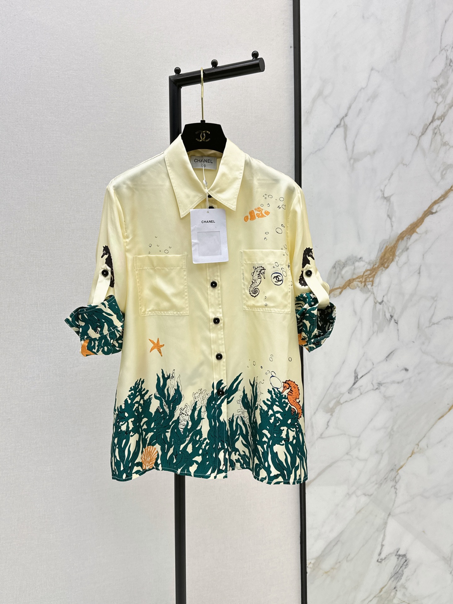 NO:864720,Coco Girl Outfit C Home 26Ss————The latest beach series silk shirt for spring and summer, 100% silk twill fabric, silky and comfortable, customized printing with a high-end feel, temperament small lapel, loose version, the upper body is slimming, a must-have artifact for beautiful little fairies, white and rich, classic version, versatile, not picky, fashionable and high-end, ready for sale in one color, smlxl,,chanel,shirts,real silk,19860909Coco女孩穿搭 C家 26Ss————春夏最新款beach沙滩系列真丝衬衫百分百真丝斜纹绸面料丝滑舒适 定制印花高级感拉满 气质小翻领宽松版型上身巨显瘦 绝美小仙女白富美必备神器 经典版型百搭不挑人时髦又高级 一色现货发售smlxl,,chanel,shirts,real silk,,Women's clothing
