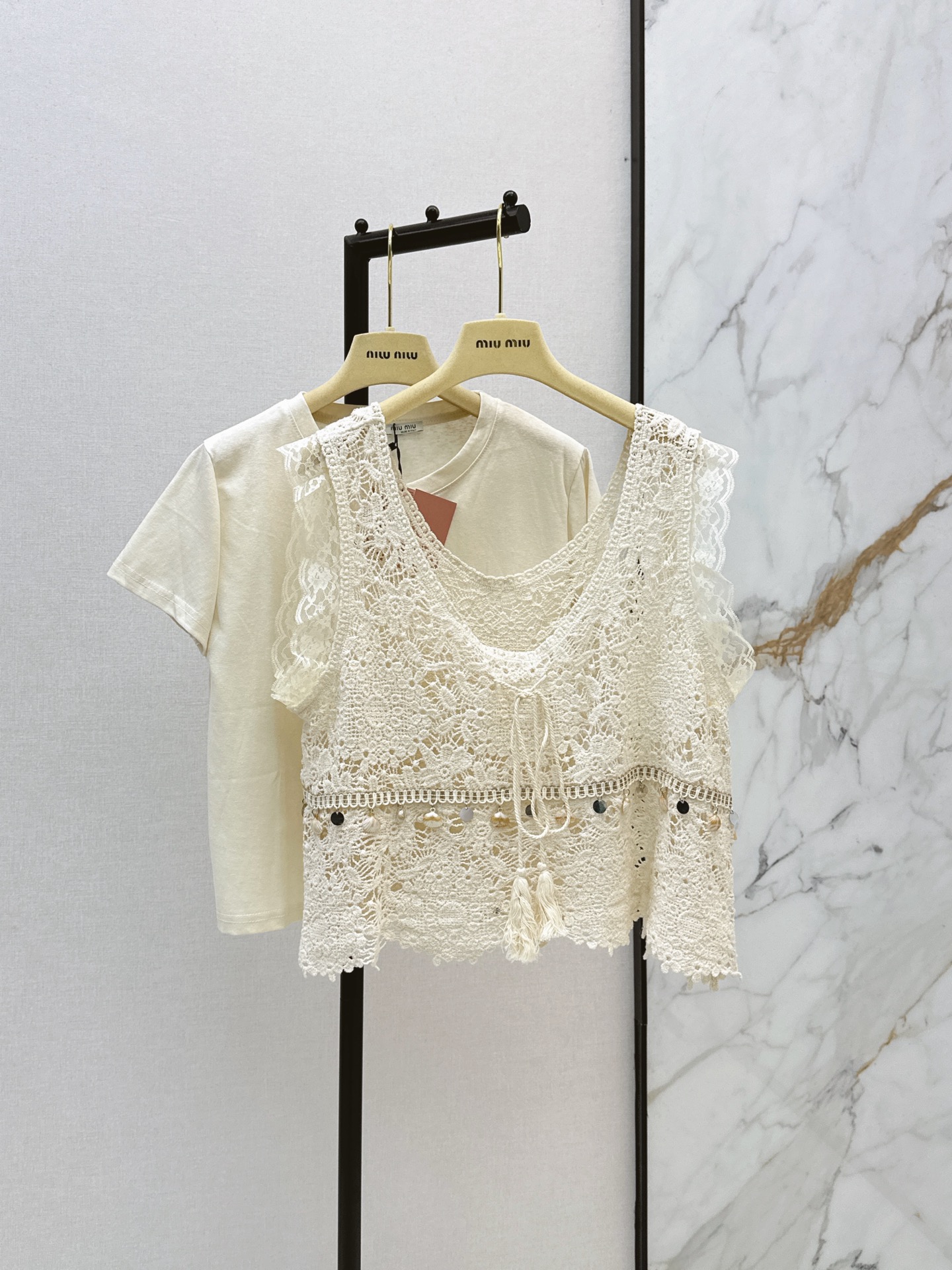 NO:864732,Miu 26Ss————The latest two-piece bohemian style crocheted vest set for spring and summer. Heavy crochet craftsmanship. Hollow pattern + tassels + shell buckles. Rich details. Lightweight and breathable. Super comfortable to wear in summer. Perfect layering. It is also beautiful to wear alone. Pair with long skirts or wide-leg pants. It can be easily controlled during vacation and commuting. You can switch between forest style literature and art or bohemian style at will ~ one color ready for sale sml,, miumiu, skirts,19860909Miu 26Ss————春夏最新款波西米亚风钩花马甲两件套 重工钩织工艺 镂空花纹+流苏+贝壳扣 细节超丰富 轻薄透气 夏天穿超舒服 叠穿层次感满分 单穿也很美 搭配长裙或阔腿裤 度假通勤日常都能轻松驾驭 森系文艺or波西米亚风随心切换～一色现货发售sml,,miumiu,skirts,,Women's clothing