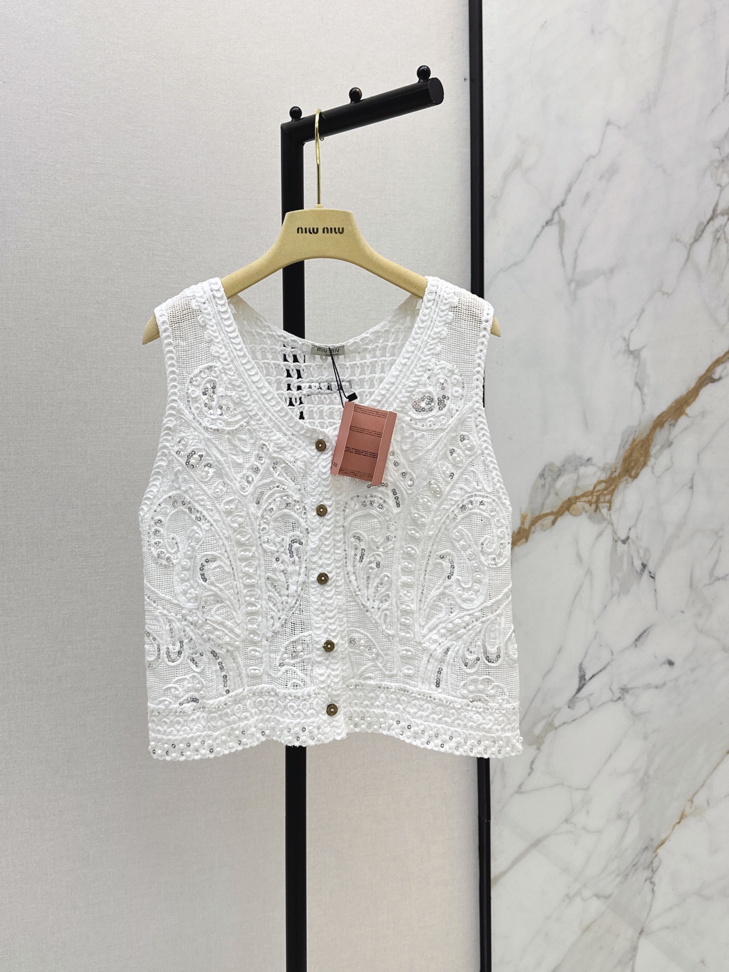 NO:864742,Miu 26Ss————The latest bohemian style crochet vest for spring and summer. Heavy crochet craftsmanship. Lightweight and breathable. Super comfortable to wear in summer. Perfect for layering. It is also beautiful to wear alone. Pair with long skirts or wide-leg pants. It can be easily controlled during vacation and commuting. You can switch between forest style literature and art or bohemian style at will~One color ready for sale sml,,miumiu,skirts,19860909Miu 26Ss————春夏最新款波西米亚风钩花马甲 重工钩织工艺 轻薄透气 夏天穿超舒服 叠穿层次感满分 单穿也很美 搭配长裙或阔腿裤 度假通勤日常都能轻松驾驭 森系文艺or波西米亚风随心切换～一色现货发售sml,,miumiu,skirts,,Women's clothing