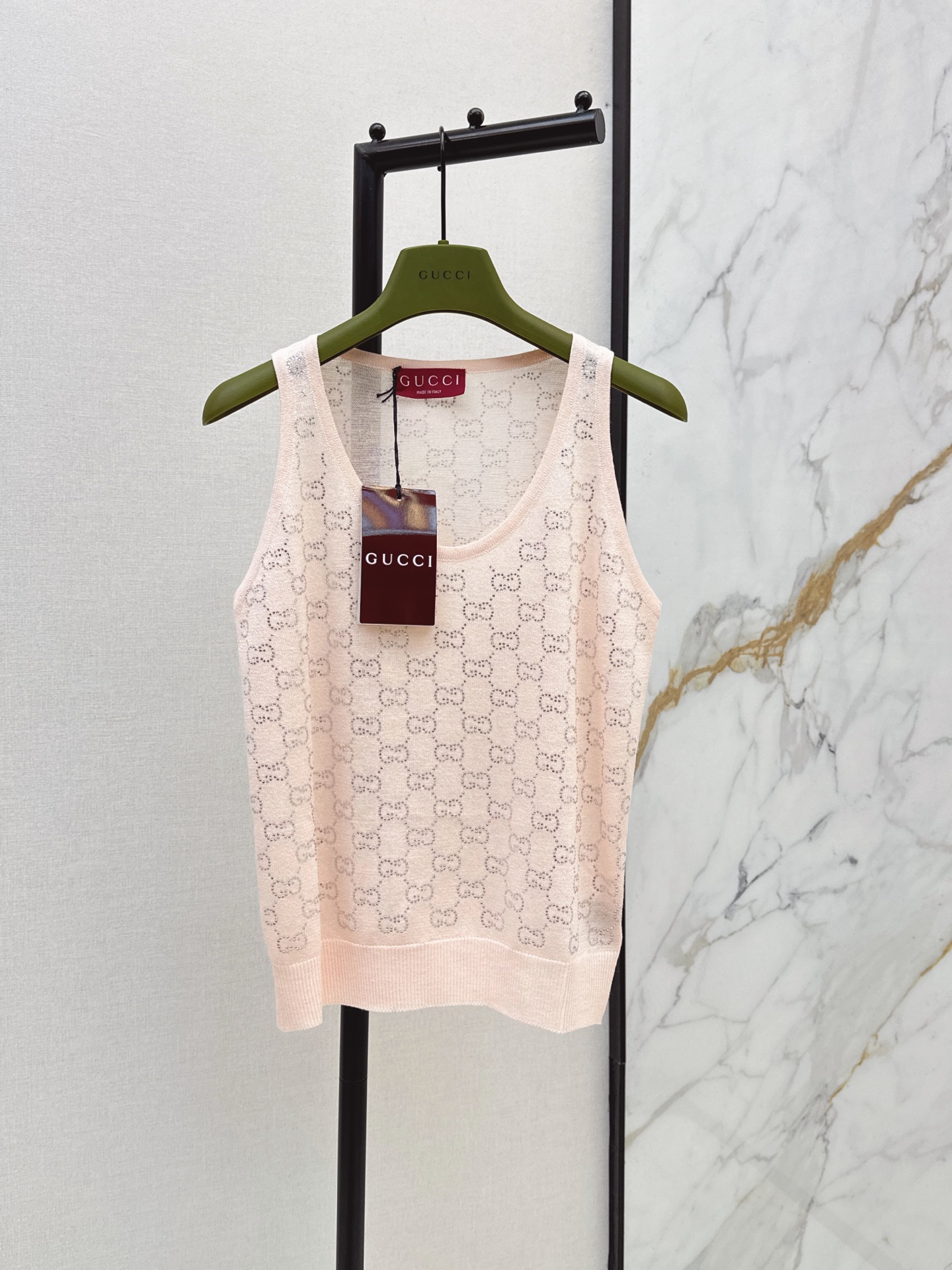 NO:864764,Gu 26Ss————The latest spring and summer GG sparkling luxury crystal diamond GG letter knitted vest is made of light and breathable yarn fabric. It looks good when worn alone or layered. The classic version is not picky and versatile for girls to reduce age. Two colors are available for sale sml,,19860909Gu 26Ss————春夏最新款GG闪耀奢华水晶钻GG字母针织背心轻薄透气的纱线面料 单穿叠搭都好看 经典版型不挑人百搭少女减龄气质 两色现货发售sml,,,Women's clothing