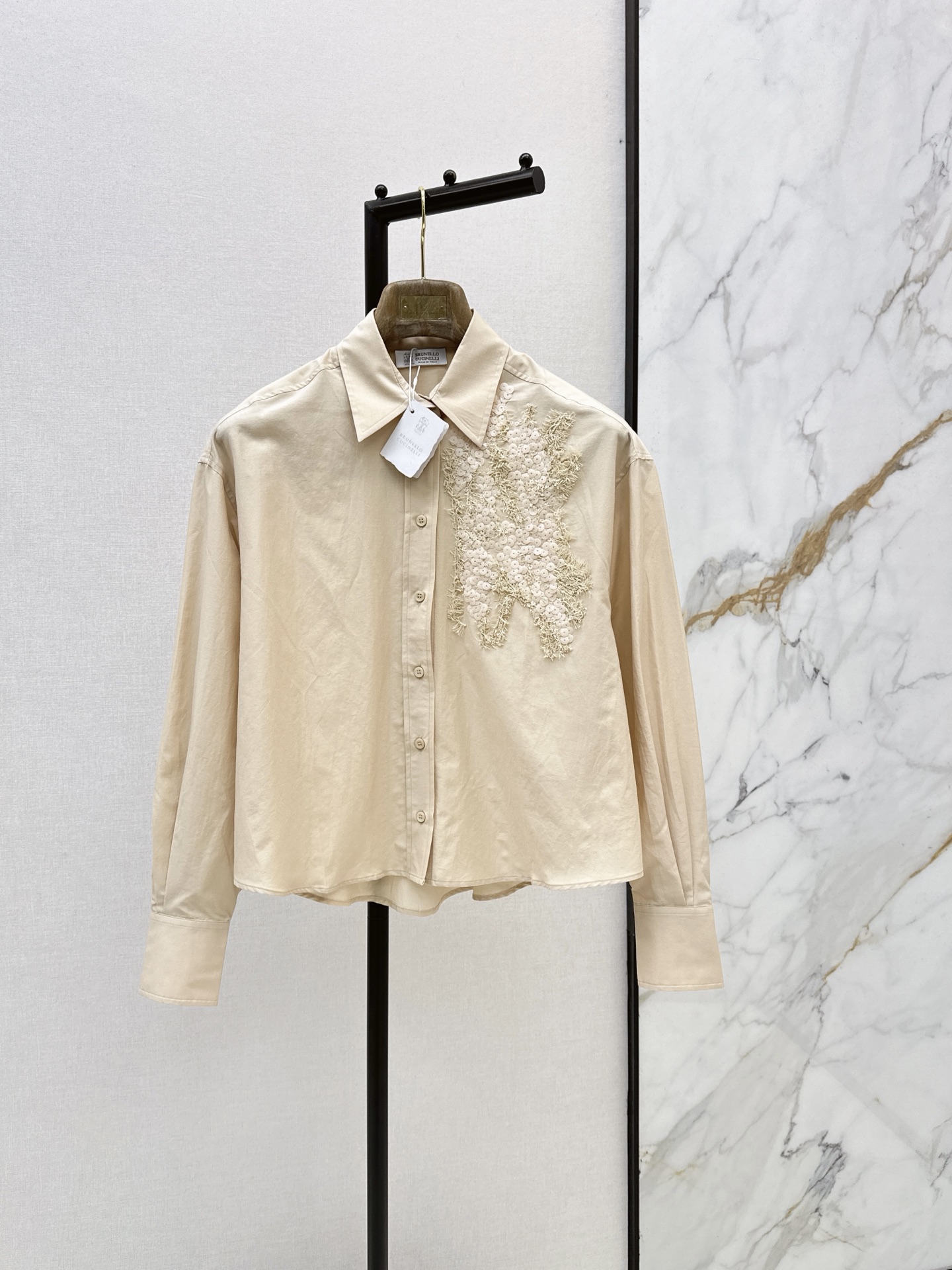 NO:864786,Bc 26Ss——The latest heavy-duty long-sleeved shirt fabric for spring and summer is breathable and comfortable. It is very suitable for spring and summer. Heavy-duty sequins embellishment. Perfect details. Classic lapel + long-sleeve design. Can easily handle the commuting literary style. The fabric has natural texture. The texture is high-end. Sequins make the whole body more layered. Two colors are available for sale sml,, shirts,19860909Bc 26Ss———春夏最新款款重工长袖衬衫面料透气又舒适 春夏穿超合适 重工亮片点缀 细节满分 经典翻领+长袖设计 通勤文艺风都能轻松驾驭 面料自带自然纹理 质感高级 亮片让整体更有层次感 两色现货发售sml,,shirts,,Women's clothing