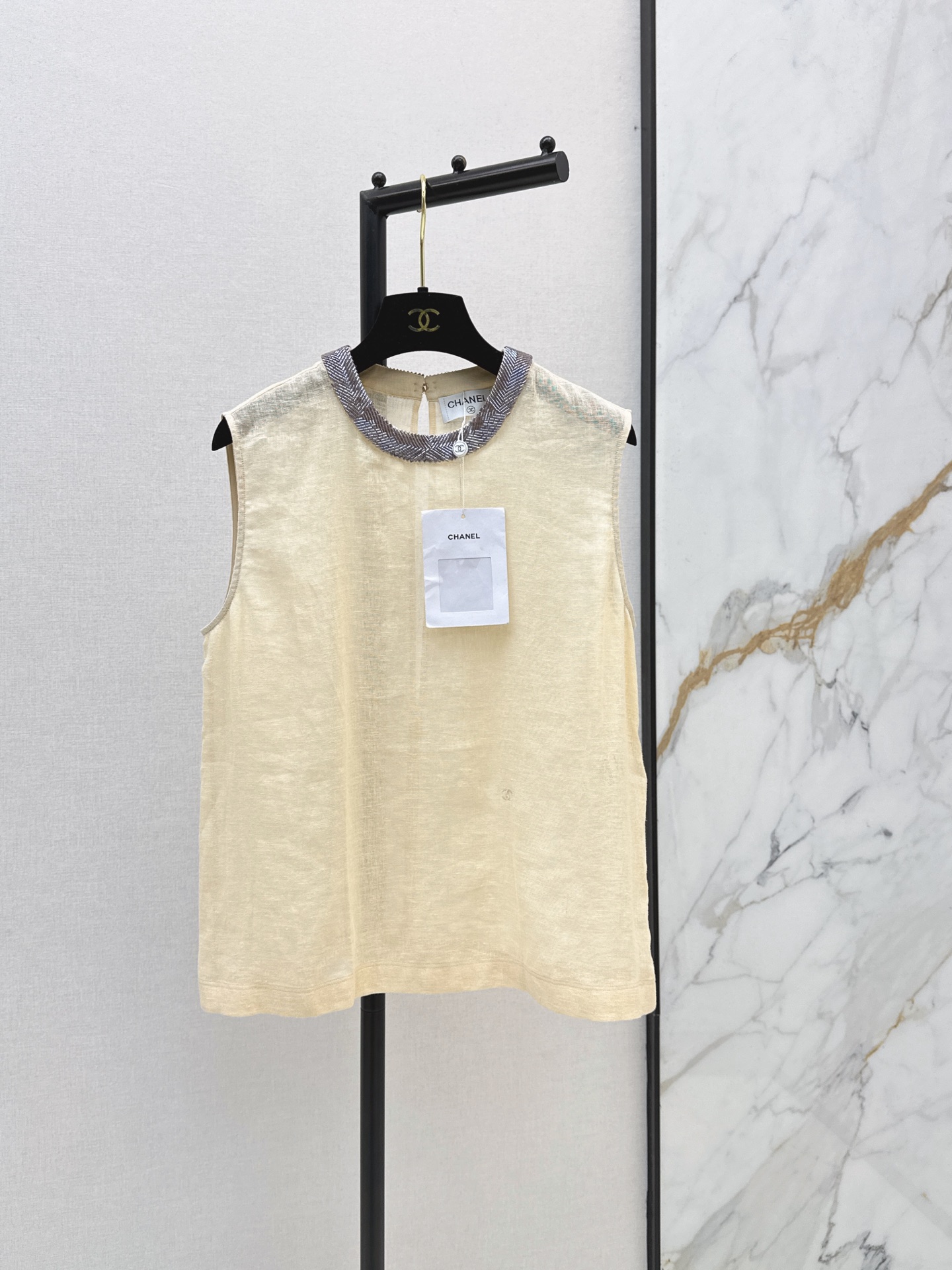 NO:864810,C Home 26Ss————The latest resort-style sleeveless vest in spring and summer is light and breathable. The off-white color is perfect for summer. The neckline has woven details + brand logo. It is full of sophistication. The tailoring is simple. It is great to wear alone or layered. It is easy to create a high-end vacation style. Pair it with high-waisted pants or skirts. It is refreshing and fashionable. One color ready for sale sml,,chanel,skirts,19860909C家 26Ss————春夏最新款度假风无袖背心轻薄透气 米白色调超适合夏天 领口编织细节+品牌标志 精致感满满 剪裁简约 单穿或叠搭都很出彩 轻松打造高阶度假风 搭配高腰裤或裙装 清爽又时髦 一色现货发售sml,,chanel,skirts,,Women's clothing