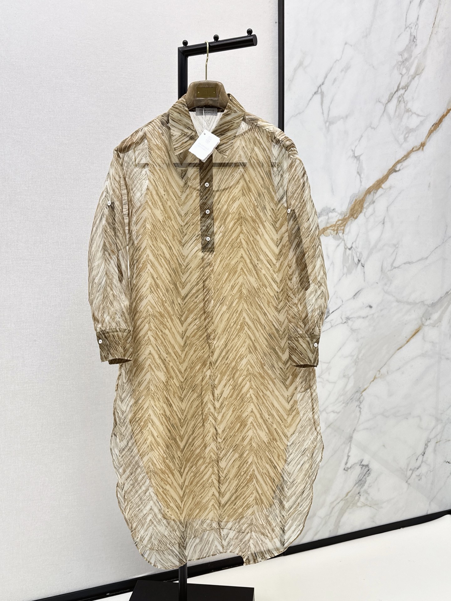 NO:864822,Bc 26Ss——The latest brown printed long shirt dress for spring and summer is light and breathable. It is super comfortable to wear in spring and summer. V-shaped geometric print + gradient tone. Retro and artistic. Loose fit + lapel and button design. Casual and elegant. It is great to wear alone or layered. The cuffs can be rolled up. It can be easily managed in daily commuting and casual occasions. Pair with simple accessories or long skirts. One color ready for sale sml,, skirts, shirts,19860909Bc 26Ss———春夏最新款棕色印花长款衬衫裙轻薄透气 春夏穿超舒服 V形几何印花+渐变色调 复古又有艺术感 宽松版型+翻领和纽扣设计 随性优雅 单穿或叠搭都很出彩 袖口可卷起 日常通勤休闲场合都能轻松驾驭 搭配简约配饰或长裙 一色现货发售sml,,skirts,shirts,,Women's clothing