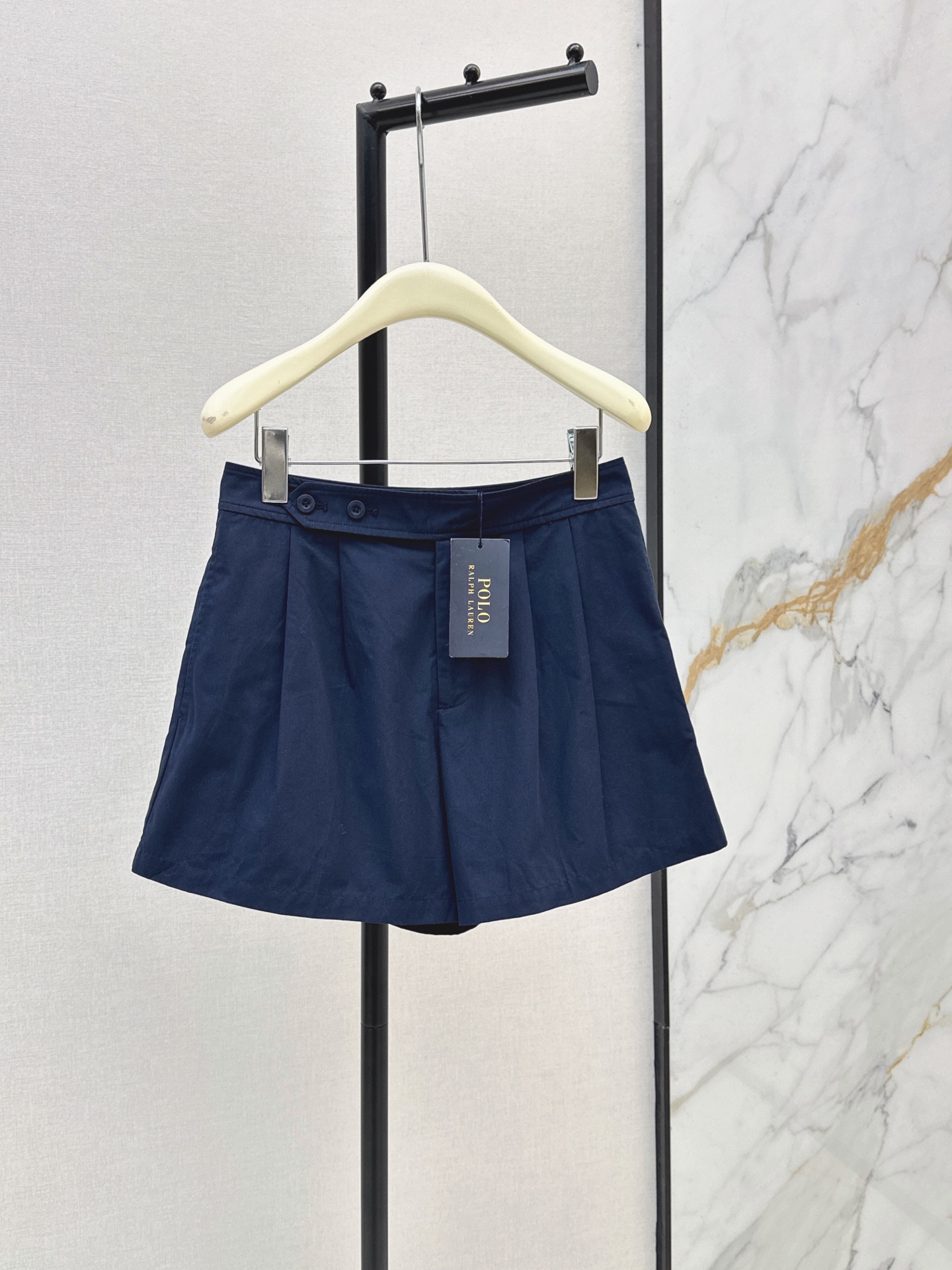 NO:864743,Just need RL 26Ss for daily wear————The latest minimalist style for spring and summer, side button shorts, old money minimalist style. Very simple design. It is very necessary for daily matching. You can wear it in any combination. It uses customized fabrics. The light and wide texture is very suitable for summer wear. Two colors are available for sale sml,, shorts,19860909日常穿搭刚需 RL 26Ss————春夏最新款极简风穿搭侧扣短裤老钱极简风 很简洁的设计 日常搭配太需要了 随意组合都可以穿出感觉 采用定制面料 轻薄挺阔的质感很适合夏日穿搭 两色现货发售sml,,shorts,,Women's clothing
