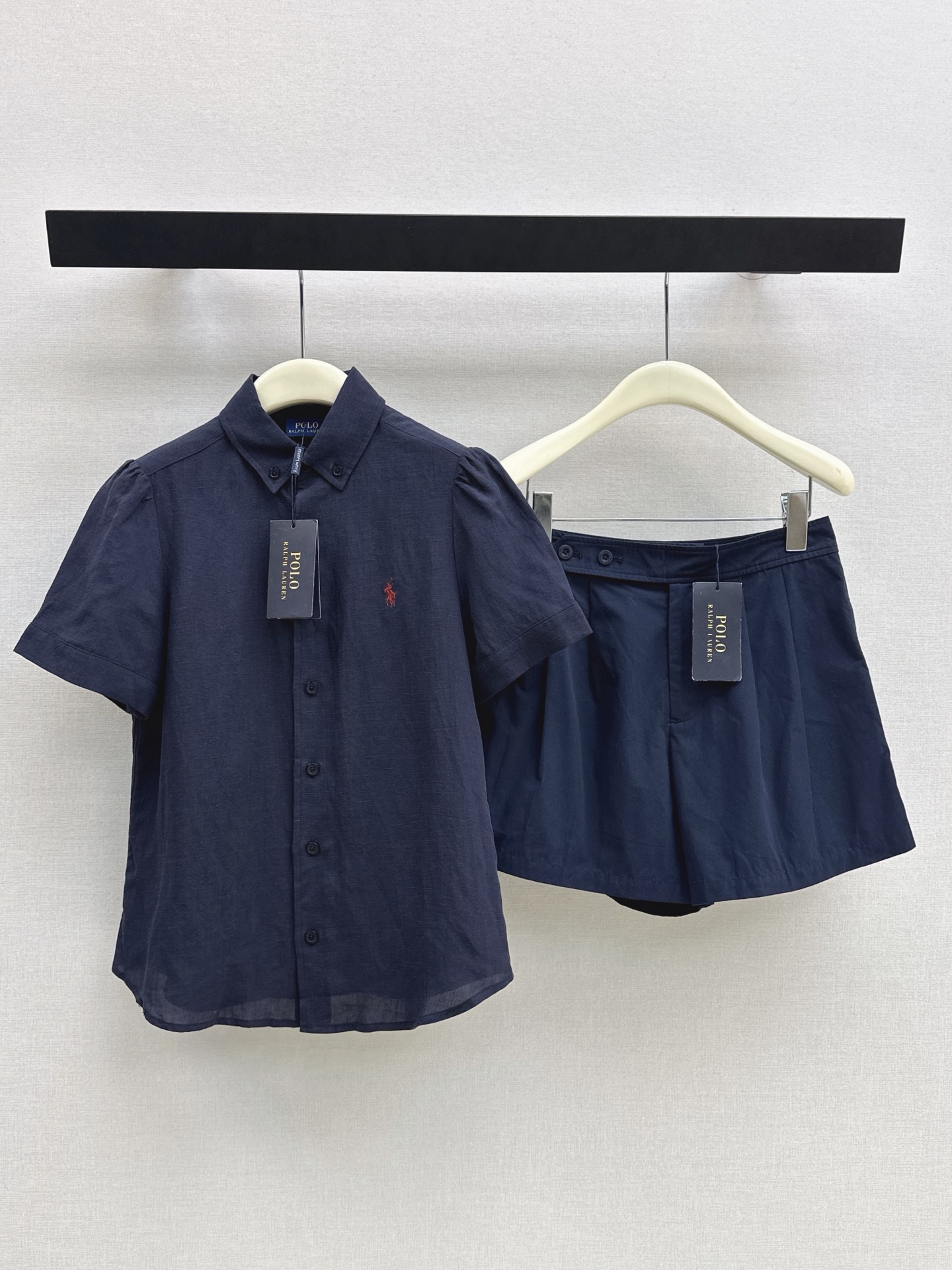 NO:864754,Fashionable old money RL 26Ss - the latest pony embroidered linen shirt for spring and summer. A must-have for summer. A multi-functional shirt that can be used for vacation, leisure or commuting. Minimalist and fashionable style. Made of pure linen fabric. The cut is just right. It can be controlled by any figure. Classic pony embroidered logo. Two colors available for sale sml,, shirts,19860909时髦老钱 RL 26Ss———春夏最新款小马刺绣亚麻衬衫 夏季必备 度假休闲或者通勤皆可的多功能衬衫 极简又时髦的造型感 采用纯亚麻面料 版型剪裁恰到好处 不管什么身材都能够驾驭 经典小马刺绣logo 两色现货发售sml,,shirts,,Women's clothing