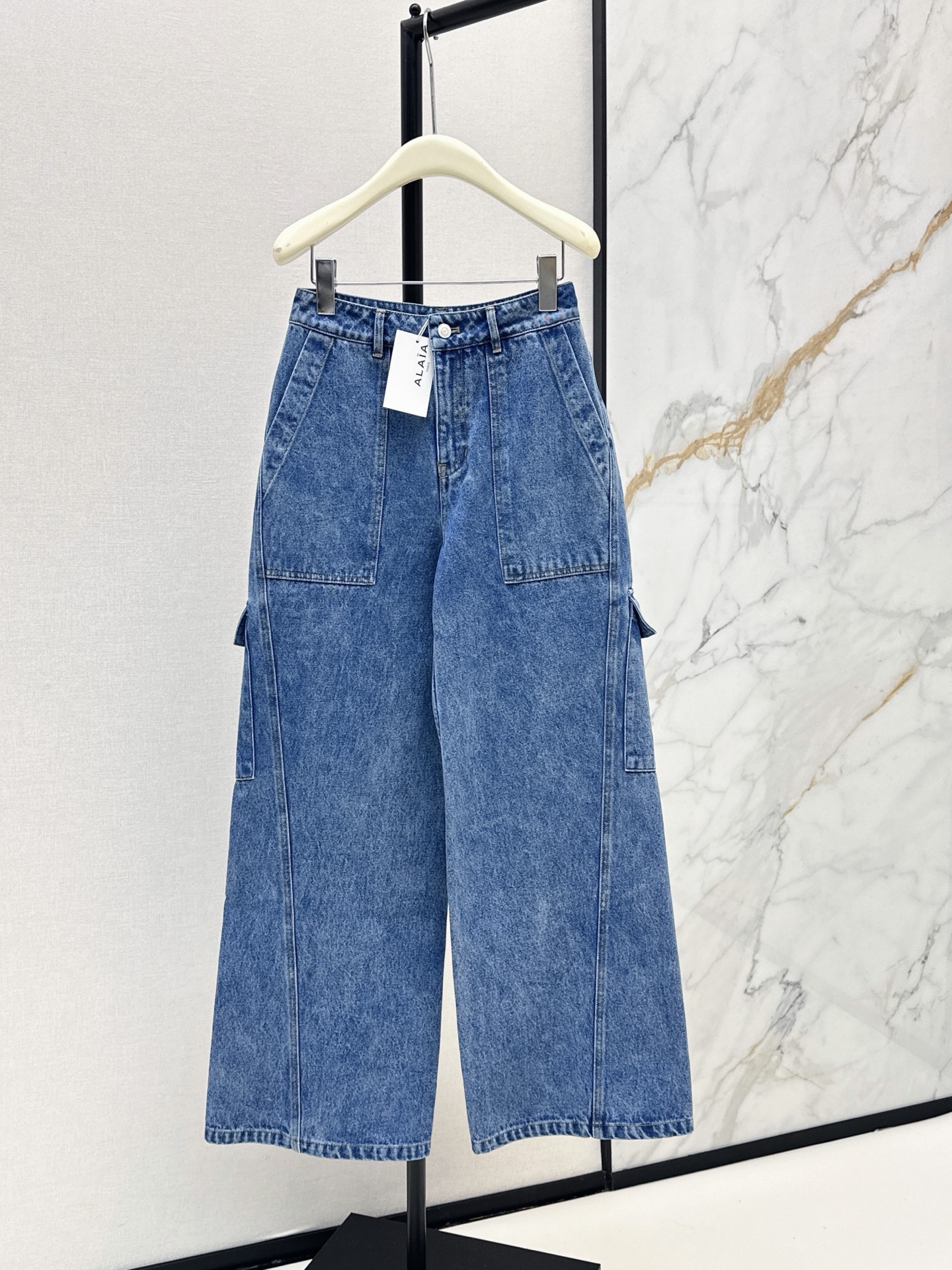 NO:864811,Fashionable and exquisite outfit Ala 26Ss————The latest snowflake denim trousers for spring and summer. The arc-shaped denim presents a perfect three-dimensional sculpture. The three-dimensional dividing line can also modify the leg shape. It is relaxed, stylish and playful. The texture of imported washed denim fabric is quite wide and stylish. Recommended to match. One color ready for sale sml,,19860909时髦精穿搭 Ala 26Ss————春夏最新款雪花牛仔长裤圆弧形的廓形牛仔呈现完美的立体雕塑感 立体版型分割线也能很好修饰腿型 松弛有型随性俏皮 进口洗水牛仔面料质感挺阔有型 推荐一套搭配 一色现货发售sml,,,Women's clothing