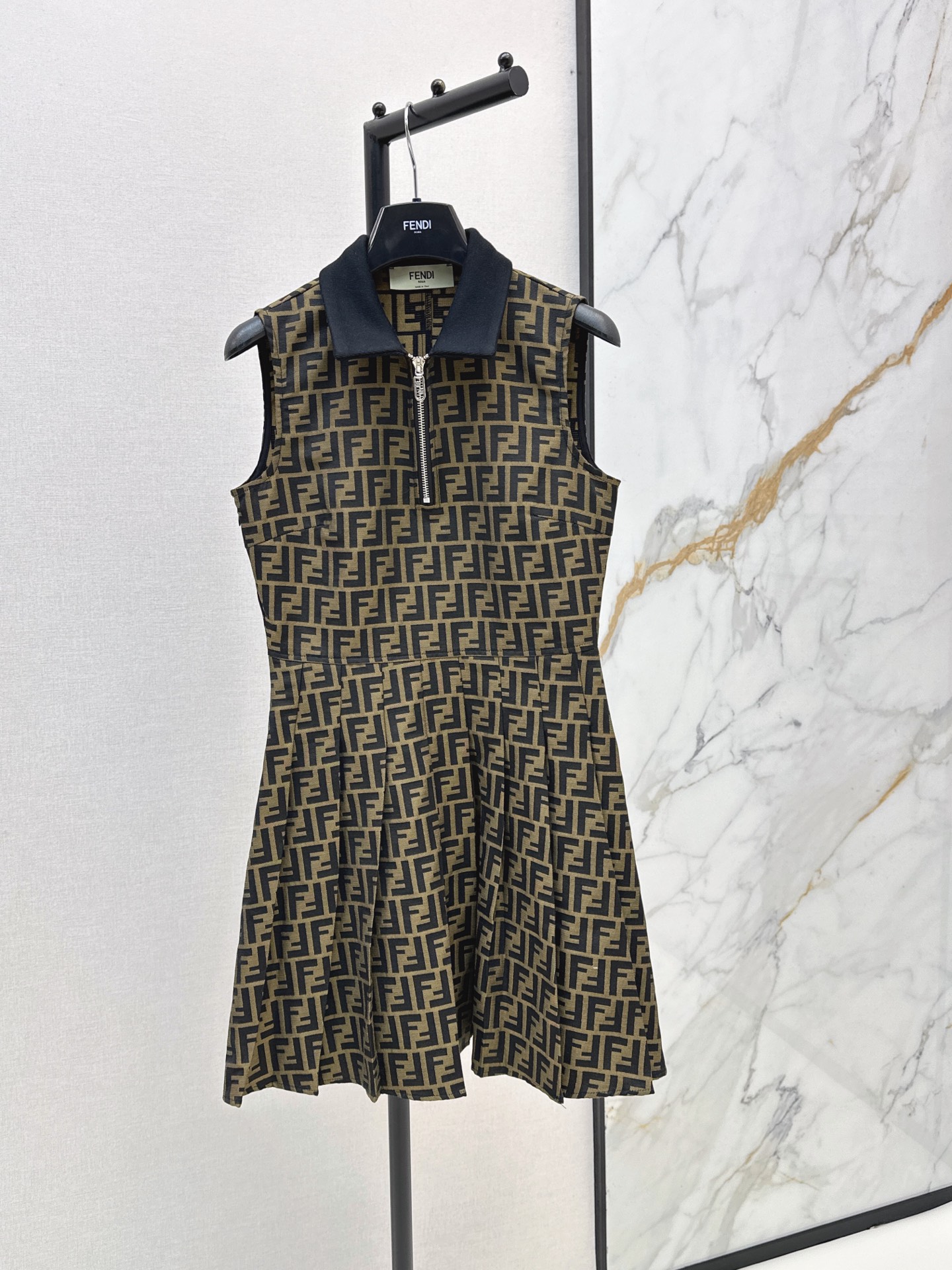 NO:866387,FD 26Ss————The latest spring and summer double F presbyopic dress, the whole piece is three-dimensionally cut. It is all-round and exquisite. The upper body is super covered and the body is slimming. The legs are super stretched. It is simple and refreshing. It has a refreshing and fashionable sense of high-end. It is elegant and fashionable in daily life. It is versatile. The color is very beautiful. The fabric is high-end and texture. One color ready for sale sml,,skirts,19860909FD 26Ss————春夏最新款双F老花连衣裙整件立体剪裁 全方位精致做上身超级遮肉显瘦 超拉腿部比例 简简单单 穿出清爽时髦的高级感 日常优雅又时髦巨百搭 颜色很好看 面料高级又有质感 一色现货发售sml,,skirts,,Women's clothing