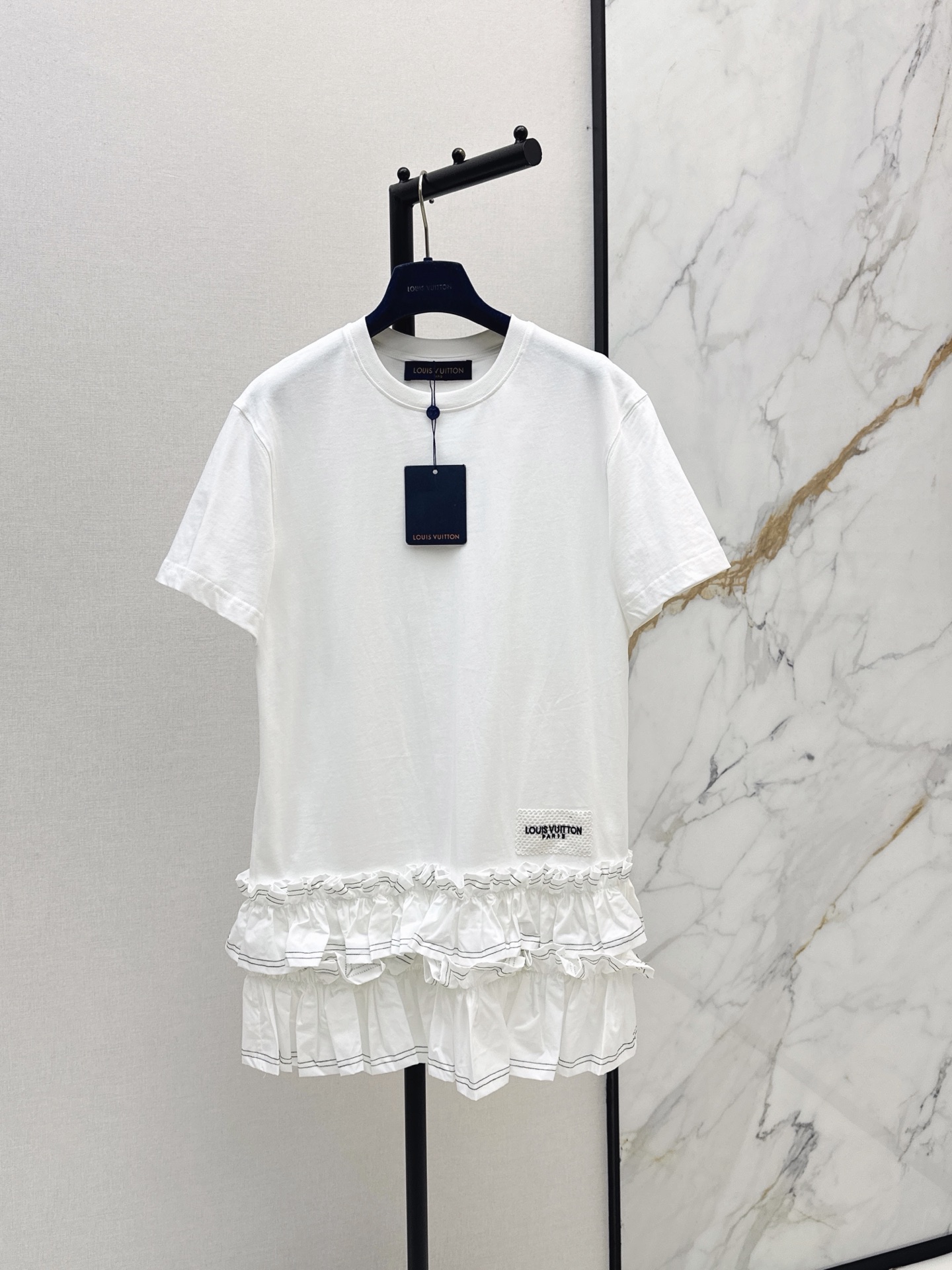 NO:866400,L's 26Ss————The latest spring and summer style hem fungus hem splicing dress. The upper body is full of fashionable and high-end and has its own aura. The fabric texture is very nice, fashionable and high-end. The color is super positive. The upper body is white and slim. It has a cool and handsome classic series. It has wind when walking. The upper body has full aura. The length is just right and easy to control. Two colors are available for sale sml, louis vuitton, skirts,19860909L家 26Ss————春夏最新款下摆木耳边拼接连衣裙 上身就是满满的时髦高级感自带气场 面料质感很奈斯 时髦又高级 颜色超级正 上身显白又显瘦 自带酷帅感的经典系列 走路都带风 上身气场全开 长度恰到好处 轻松驾驭 两色现货发售sml,,louis vuitton,skirts,,Women's clothing