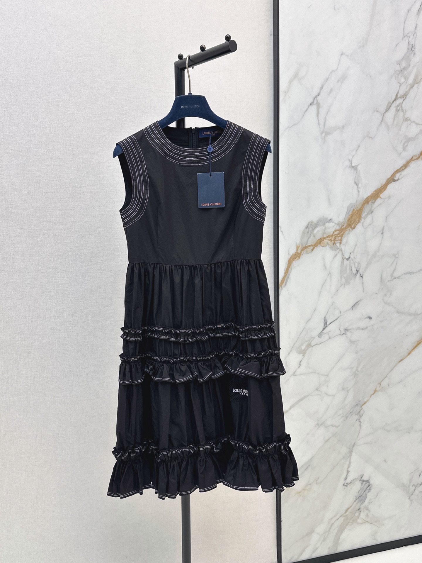 NO:866414,L's 26Ss - the latest spring and summer style sleeveless dress with fungus hem stitching. The upper body is full of fashion and high-end and has its own aura. The texture of the fabric is very nice, fashionable and high-end. The color is super positive. The upper body is white and slim. It has a cool and handsome classic series. It has wind when walking. The upper body has full aura. The length is just right and easy to control. Two colors are available for sale sml, louis vuitton, skirts,19860909L家 26Ss————春夏最新款下摆木耳边拼接无袖连衣裙 上身就是满满的时髦高级感自带气场 面料质感很奈斯 时髦又高级 颜色超级正 上身显白又显瘦 自带酷帅感的经典系列 走路都带风 上身气场全开 长度恰到好处 轻松驾驭 两色现货发售sml,,louis vuitton,skirts,,Women's clothing