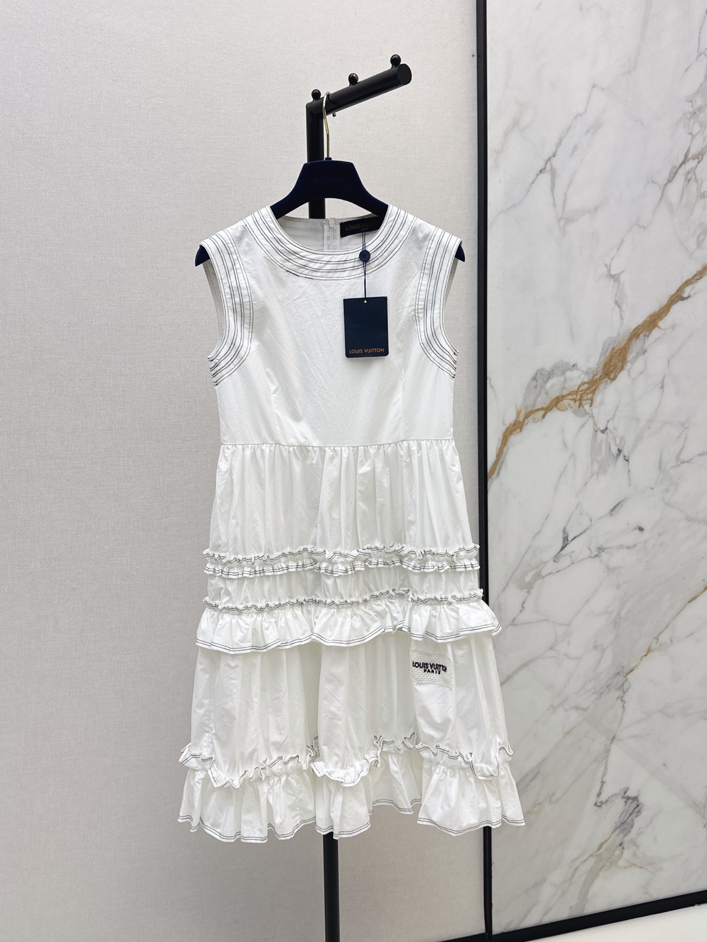 NO:866427,L's 26Ss - the latest spring and summer style sleeveless dress with fungus hem stitching. The upper body is full of fashion and high-end and has its own aura. The texture of the fabric is very nice, fashionable and high-end. The color is super positive. The upper body is white and slim. It has a cool and handsome classic series. It has wind when walking. The upper body has full aura. The length is just right and easy to control. Two colors are available for sale sml, louis vuitton, skirts,19860909L家 26Ss————春夏最新款下摆木耳边拼接无袖连衣裙 上身就是满满的时髦高级感自带气场 面料质感很奈斯 时髦又高级 颜色超级正 上身显白又显瘦 自带酷帅感的经典系列 走路都带风 上身气场全开 长度恰到好处 轻松驾驭 两色现货发售sml,,louis vuitton,skirts,,Women's clothing