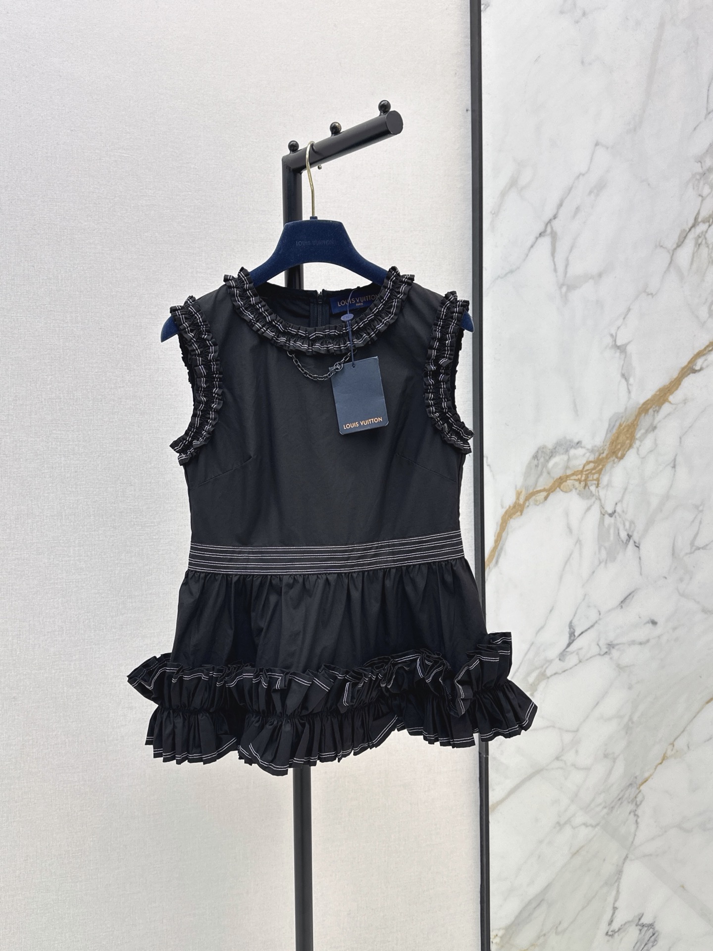 NO:866439,L's 26Ss————The latest spring and summer style sleeveless top with fungus hem stitching. The upper body is full of fashionable and high-end sense and has its own aura. The fabric texture is very nice, fashionable and high-end. The color is super positive. The upper body looks white and slim. It is a cool and handsome classic series. It has wind when walking. The upper body has full aura. The length is just right and easy to control. Two colors are available for sale sml,, louis vuitton,19860909L家 26Ss————春夏最新款下摆木耳边拼接无袖上衣 上身就是满满的时髦高级感自带气场 面料质感很奈斯 时髦又高级 颜色超级正 上身显白又显瘦 自带酷帅感的经典系列 走路都带风 上身气场全开 长度恰到好处 轻松驾驭 两色现货发售sml,,louis vuitton,,Women's clothing