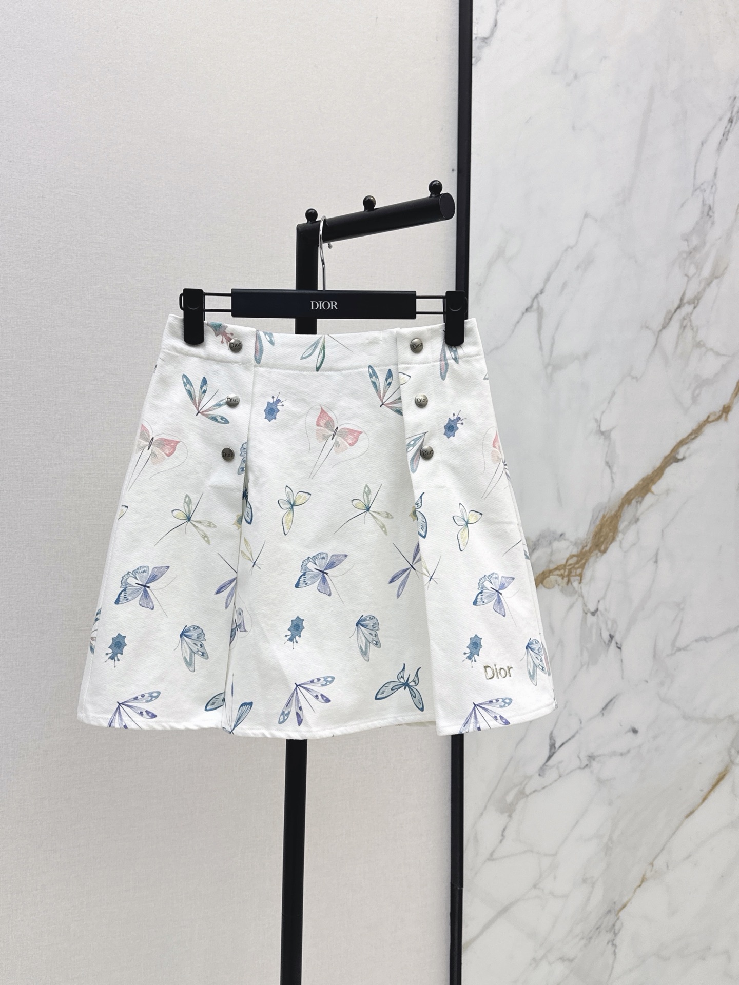 NO:866462,CD 26Ss————The latest model of spring and summer, nautical series denim skirt, summer floral print washed denim fabric, high-end and fashionable, a wardrobe must-have for every year, metal buckle accessories, classic A-shaped upper body, slimming, long legs for mothers, fashionable items for younger girls, imported denim fabrics, enzyme washing process, one color ready for sale sml,,skirts,19860909CD 26Ss————春夏最新款品航海系列牛仔半裙夏日花印花洗水牛仔面料高级又时髦 衣橱必备的万年搭 金属扣配饰经典A字版形上身巨显瘦 妈生大长腿 减龄少女气质时髦的单品 进口牛仔面料酵素洗水工艺 一色现货发售sml,,skirts,,Women's clothing