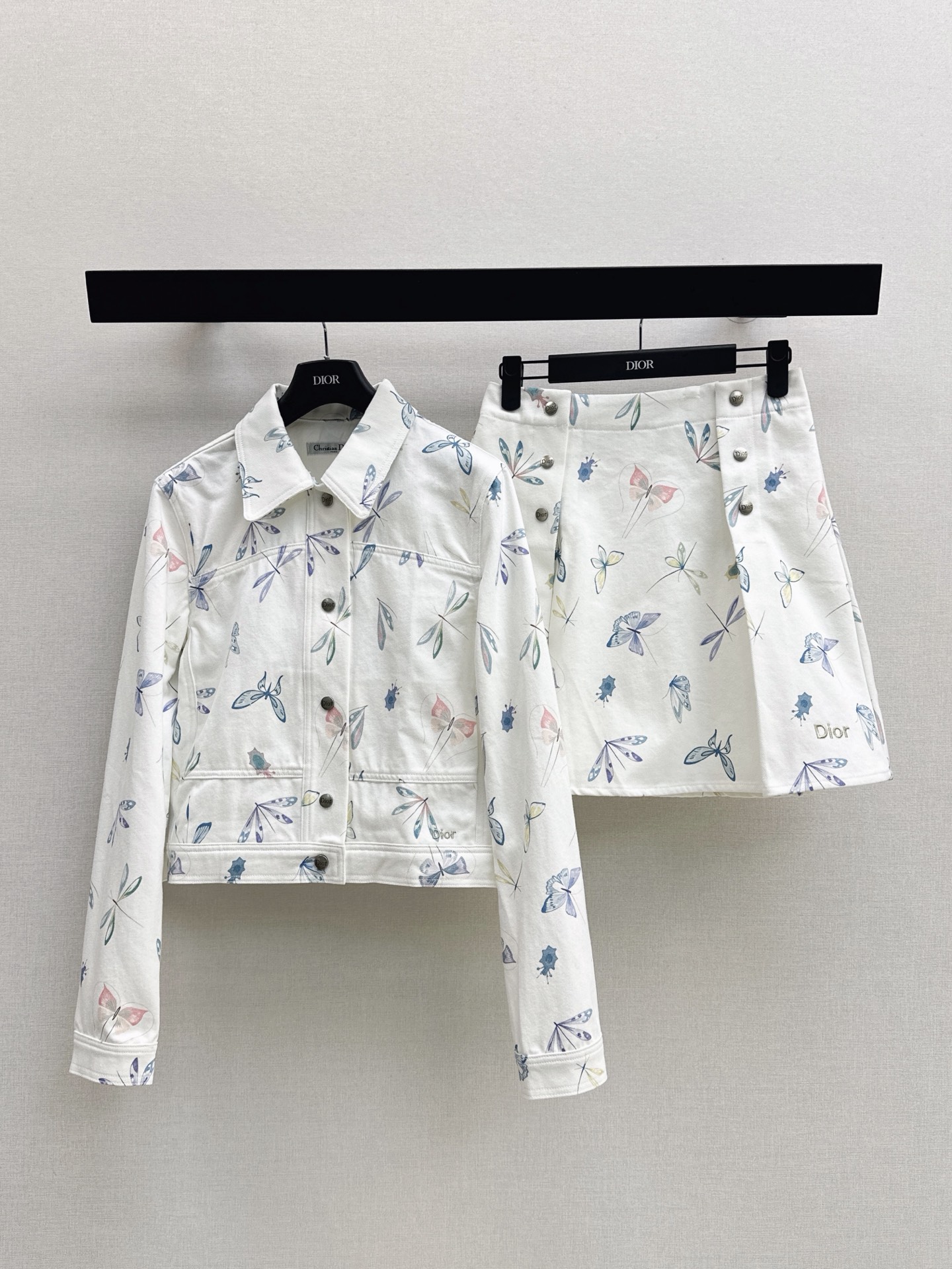 NO:866473,CD 26Ss————The latest nautical series denim jacket for spring and summer. Summer floral print washed denim fabric is high-end and fashionable. A must-have for the wardrobe. Temperament small lapel metal buckle accessories. Classic H swing shape. The upper body is slim. Mom has long legs. A fashionable item for young girls. One color ready for sale sml,,jackets & coats,jackets & coats,19860909CD 26Ss————春夏最新款航海系列牛仔夹克外套夏日花卉印花洗水牛仔面料高级又时髦 衣橱必备的万年搭 气质小翻领金属扣配饰经典H摆版形上身巨显瘦 妈生大长腿 减龄少女气质时髦的单品 一色现货发售sml,,jackets & coats,jackets & coats,,Women's clothing