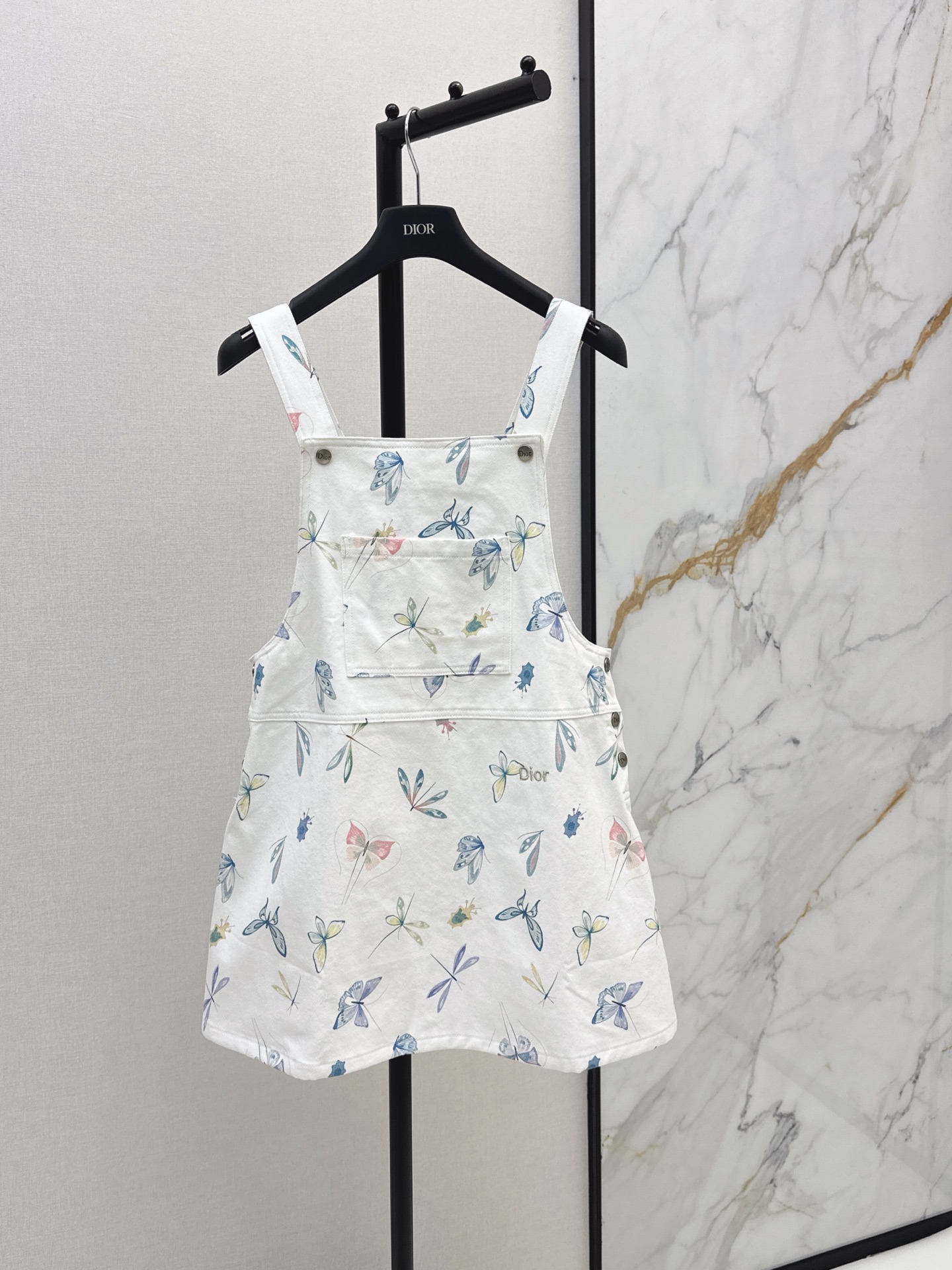NO:866484,CD 26Ss————The latest wide nautical series of denim suspender dresses for spring and summer. Summer floral print washed denim fabric is high-end and fashionable. A must-have for the wardrobe. Metal buckle accessories. Classic A-line skirt. The upper body is slimming. Mother has long legs. A fashionable item for younger girls. Imported denim fabrics with enzyme washing technology. One color ready for sale sml,,skirts,19860909CD 26Ss————春夏最新宽航海系列牛仔背带连衣裙夏日花印花洗水牛仔面料高级又时髦 衣橱必备的万年搭 金属扣配饰经典A字裙摆版形上身巨显瘦 妈生大长腿 减龄少女气质时髦的单品 进口牛仔面料酵素洗水工艺 一色现货发售sml,,skirts,,Women's clothing