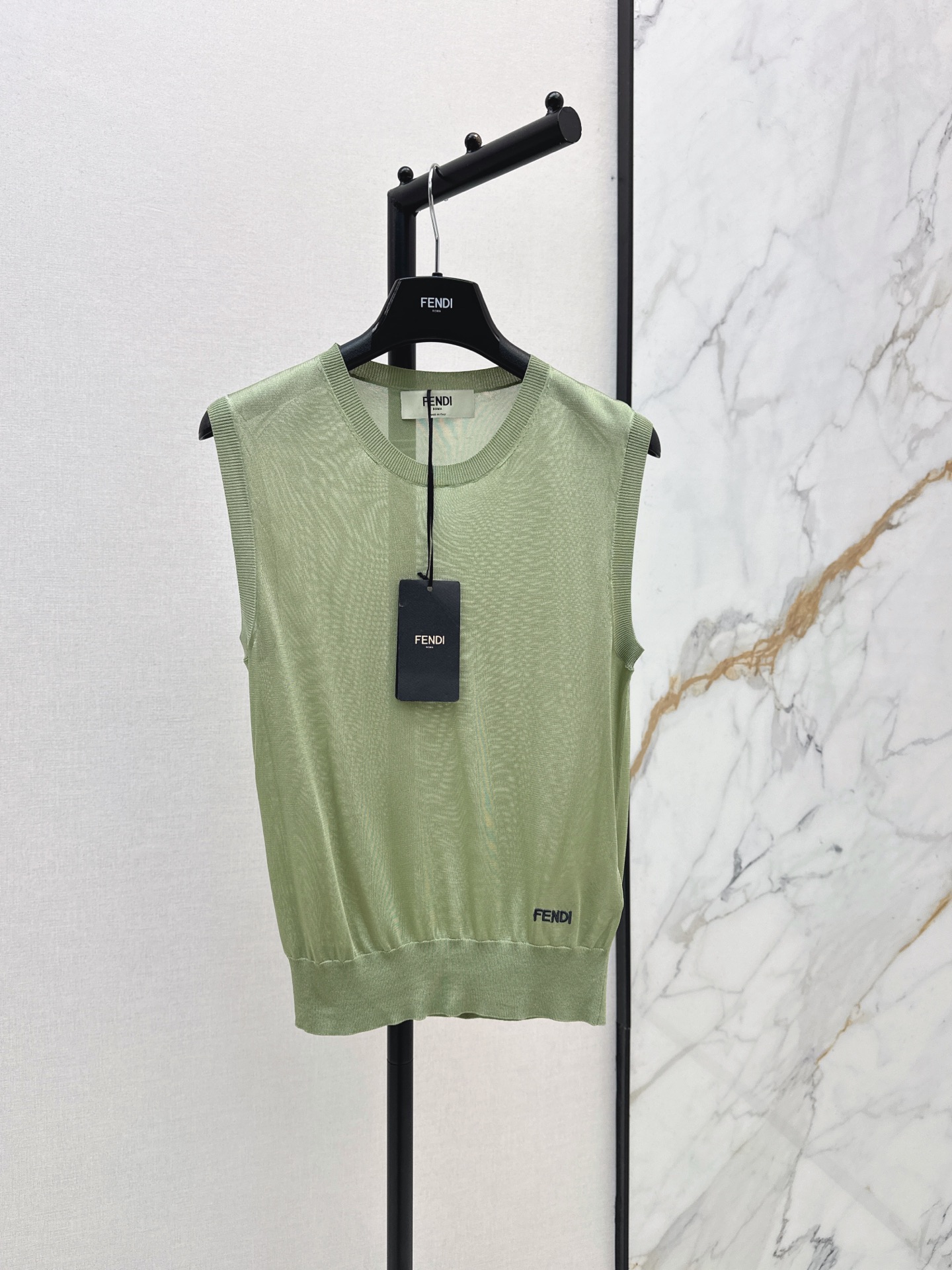 NO:866494,FD 26Ss————The latest olive green sleeveless vest for spring and summer, a must-have for summer fashion. I found a treasure item that my best friends are chasing after. The soft fufu knitted fabric is as close to the skin as clouds. It has super elasticity and is not tight at all. Wearing it in summer is like having your own air conditioner. The light mint green is simply a walking lighting board. Sisters with yellow skin can also be white enough to shine. One color ready for sale sml,,19860909FD 26Ss————春夏最新款橄榄绿无袖背心夏日时髦精必备 挖到一件让闺蜜追着要的宝藏单品 软fufu的针织面料像云朵一样贴肤 弹力超大完全不勒肉 夏天穿简直像自带空调 浅薄荷绿简直是行走的打光板 黄皮姐妹也能白到发光 一色现货发售sml,,,Women's clothing