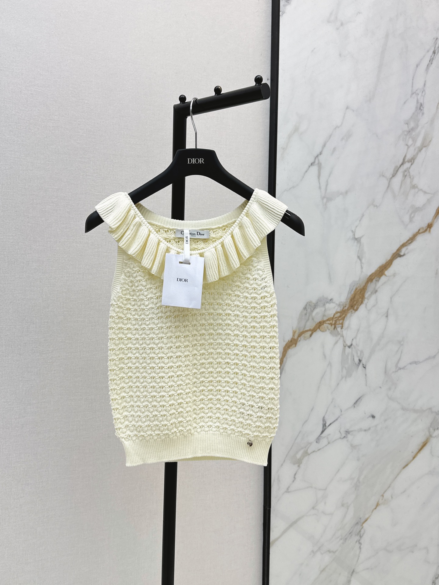 NO:866503,CD 26Ss————The latest style of hollow crochet vest with ruffle collar for spring and summer. Gentle and elegant knitted vest. The cute lotus leaf lace design welds French romance to the body. 100% pure cotton yarn. Gentle creamy white tone comes with soft light filter. The rough and dense hole-like arrangement of the pattern is woven. The pattern is woven in a variety of twisting techniques. It is as heavy as a shadow and as if it is see-through. It is gentle and careful. It feels refreshing, soft, skin-friendly and breathable.  One color spot sale sml,,19860909CD 26Ss————春夏最新款荷叶边领镂空钩针背心温柔又优雅针织小背心 可可爱爱的荷叶花边设计把法式浪漫焊在身上 百分百纯棉纱线 温柔奶油白调自带柔光滤镜 对版的粗狂疏密孔状排列方式编织 对版多种绞花工艺巨重若影若现透视温柔小心机 手感清爽软糯亲肤又透气 一色现货发售sml,,,Women's clothing