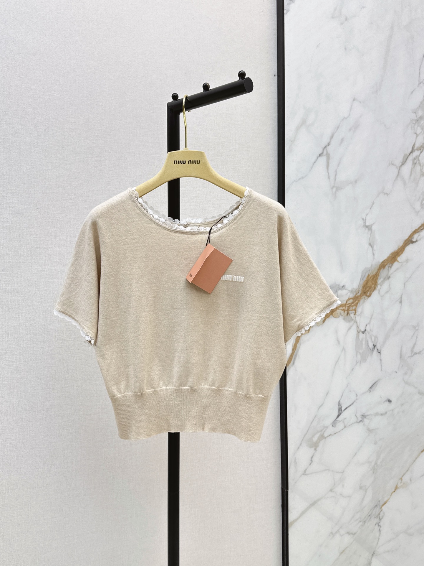 NO:866527,Miu 26Ss————The latest beige knitted short-sleeved soft knitted fabric for spring and summer. Round neck + white lace. Full score for sweet retro style. The short-sleeved design is perfect for spring and summer. The brand embroidery on the chest is low-key and recognizable. It is more flexible to wear. It can be easily controlled for daily commuting or leisure. One color ready for sale sml,,miumiu,T-shirt,19860909Miu 26Ss————春夏最新款米色针织短袖柔软针织面料 圆领+白色蕾丝边 甜美复古风满分 短袖设计超适合春夏 胸前品牌刺绣低调又有辨识度 穿搭更灵活 日常通勤或休闲都能轻松驾驭 一色现货发售sml,,miumiu,T-shirt,,Women's clothing