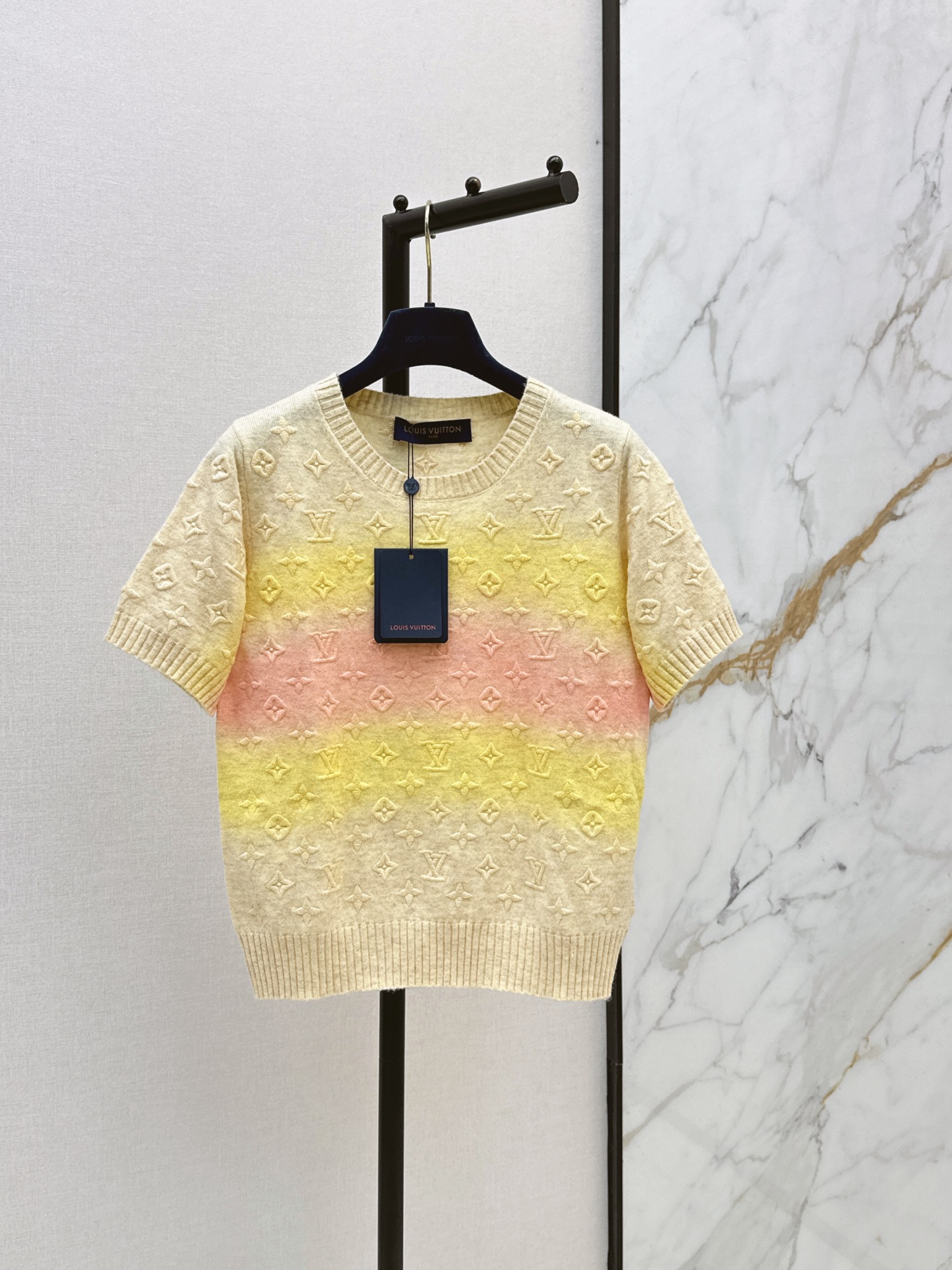 NO:866538,L Family 26Ss————The latest spring and summer summer vacation series colorful full-logo embossed short-sleeved sweater. The rainbow-colored embossed embroidered short-sleeved sweater that will be instantly recognized. Sweet girl’s exclusive pink and tender candy color. Who can refuse? 100% wool yarn. The wool feels light and soft, and it is also super comfortable in summer. Imported machines create a smooth and delicate plain weave. Short and short lengths make you look slimmer and taller. You can easily match it with a high-end feel.  一色现货发售sml,,louis vuitton,T-shirt,19860909L家 26Ss————春夏最新款夏日度假系列彩色满logo浮雕短袖针织衫 一眼就会被硬控的彩虹色浮雕刺绣短袖针织衫 甜妹专属粉粉嫩嫩糖果配色谁能拒绝 百分百羊毛纱线 毛感轻盈软糯夏天也超舒服 进口机打造平整细腻平纹织面 小短款衣长显瘦显身高 随意搭配轻松收获高级感 一色现货发售sml,,louis vuitton,T-shirt,,Women's clothing