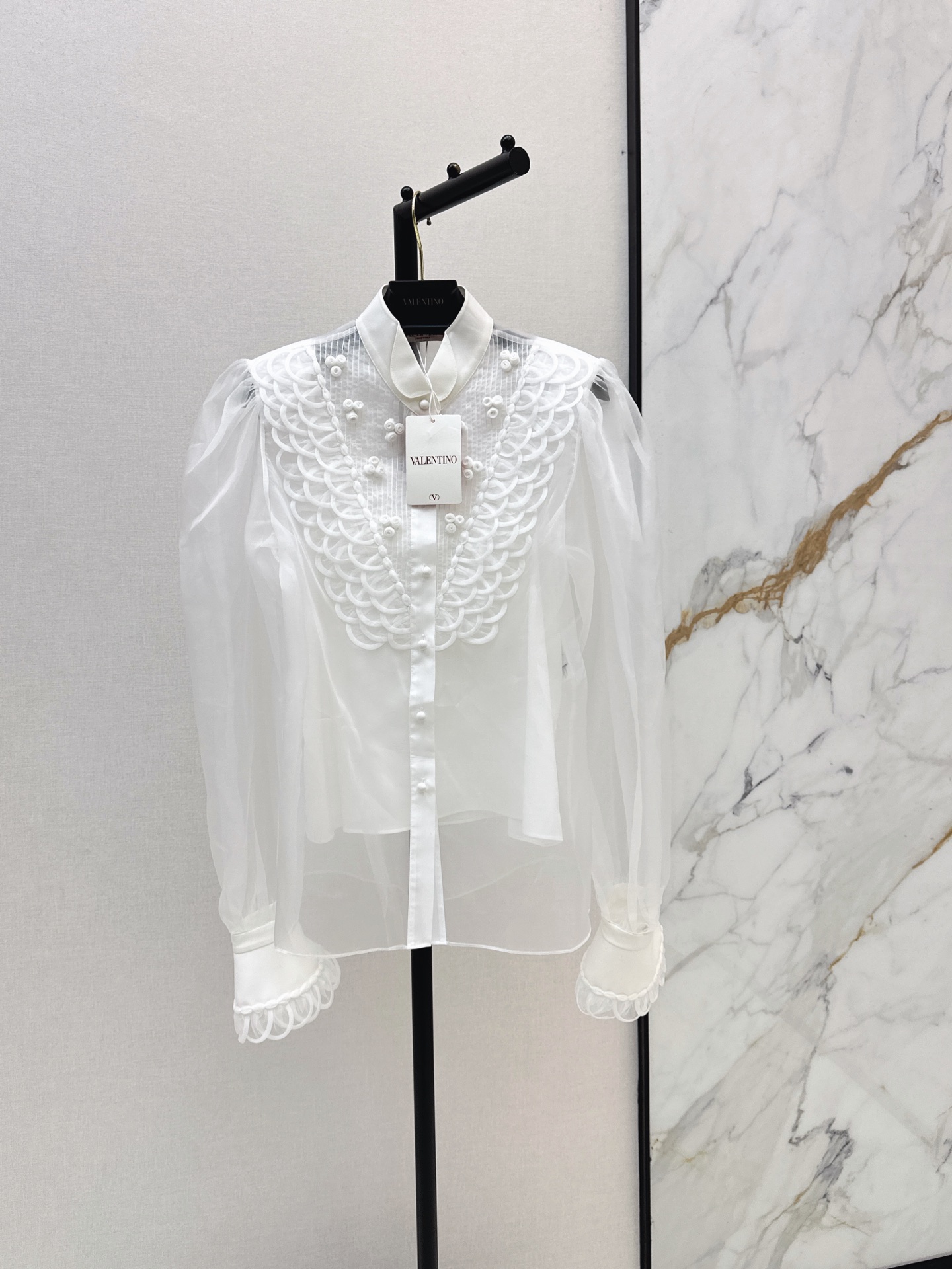 NO:866548,VLTN 26Ss————The latest French retro palace fan shell-edge lantern sleeve silk white shirt two-piece set for spring and summer. The main body is made of semi-transparent silk fabric with its own hazy soft light filter. The silhouette of the lantern sleeves is light and retro. The heavy-work chest nail design is exquisite to the extreme. The three-dimensional scallop-shaped quilted lace is like layers of lace wings. The scalloped ruffles on the cuffs echo the collar, giving it a full sense of gentleness and elegance.  一色现货发售sml,,shirts,real silk,19860909VLTN 26Ss————春夏最新款法式复古宫廷风扇贝边灯笼袖真丝白色衬衫两件套 主体采用半透真丝面料自带朦胧柔光滤镜 灯笼袖廓形轻盈又复古 重工胸前钉花设计精致到极致 立体扇贝形绗缝花边像层层叠叠的蕾丝羽翼 袖口的扇形荷叶边与领口呼应 温柔贵气感十足 一色现货发售sml,,shirts,real silk,,Women's clothing