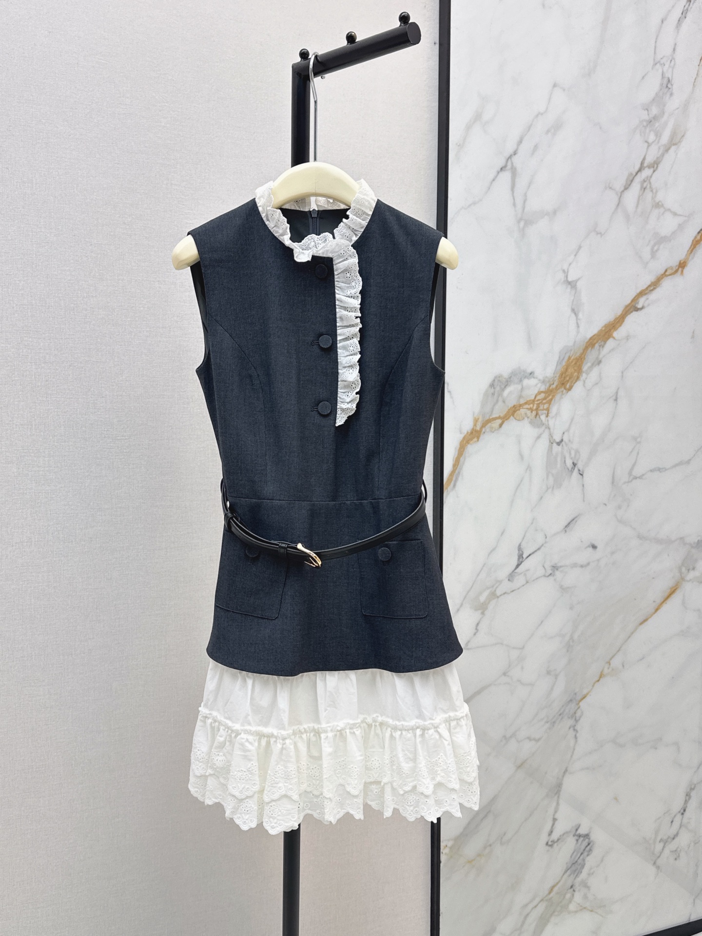 NO:866454,SP 26Ss - the latest spring and summer embroidered splicing dark gray sleeveless dress. The fake two-piece design is super layered. The cotton fabric is soft and comfortable. The lace details are exquisite. The pleated embroidered ruffle skirt is flexible and elegant. Front button + decorative pocket. Practical and beautiful. The belt tightens the waist to show the body proportions. It can be easily controlled in daily or light formal occasions. Full marks for French elegance. One color ready for sale sml,,skirts,19860909SP 26Ss———春夏最新款绣花拼接深灰色无袖连衣裙 假两件设计超有层次感 棉质面料柔软舒适 蕾丝边细节精致 压褶刺绣荷叶边裙摆灵动飘逸 前襟纽扣+装饰口袋 实用又美观 腰带收腰显身材比例 日常或轻正式场合都能轻松驾驭 法式优雅气质满分 一色现货发售sml,,skirts,,Women's clothing
