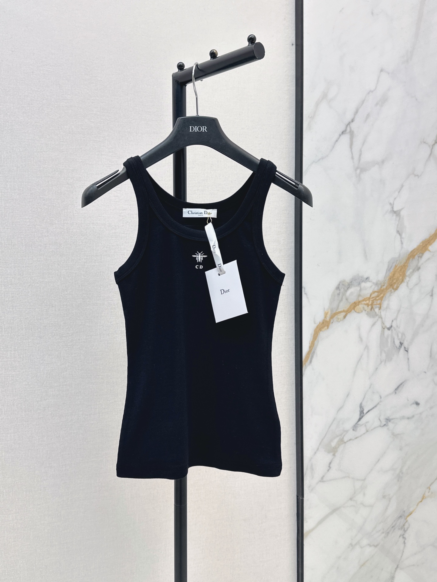 NO:868212,CD 26Ss————The latest spring and summer bee embroidered decorative vest has the same high-end feel as always. The key is that it is super easy to match. It can match any clothes. It feels great and has good moisture absorption and breathability. Two colors are available for sale sml,,19860909CD 26Ss————春夏最新款蜜蜂刺绣装饰背心一如既往的高级感 关键是超级好搭 随便什么衣服拿来都配一脸 筋骨感很棒 吸湿透气性也很好 两色现货发售sml,,,Women's clothing