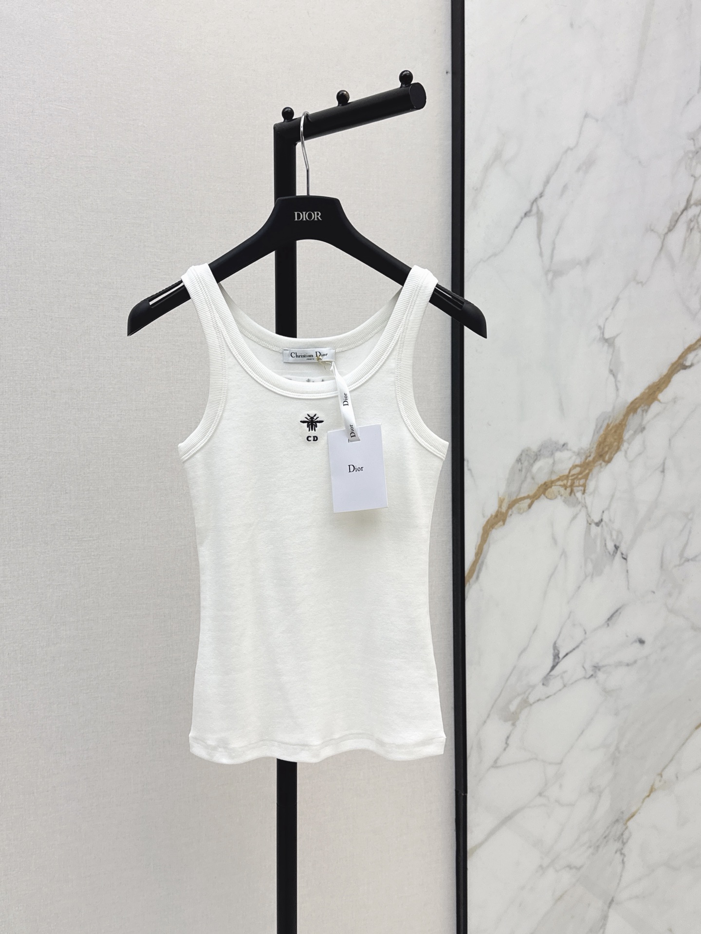NO:868224,CD 26Ss————The latest spring and summer bee embroidered decorative vest has the same high-end feel as always. The key is that it is super easy to match. It can match any clothes. It feels great and has good moisture absorption and breathability. Two colors are available for sale sml,,19860909CD 26Ss————春夏最新款蜜蜂刺绣装饰背心一如既往的高级感 关键是超级好搭 随便什么衣服拿来都配一脸 筋骨感很棒 吸湿透气性也很好 两色现货发售sml,,,Women's clothing