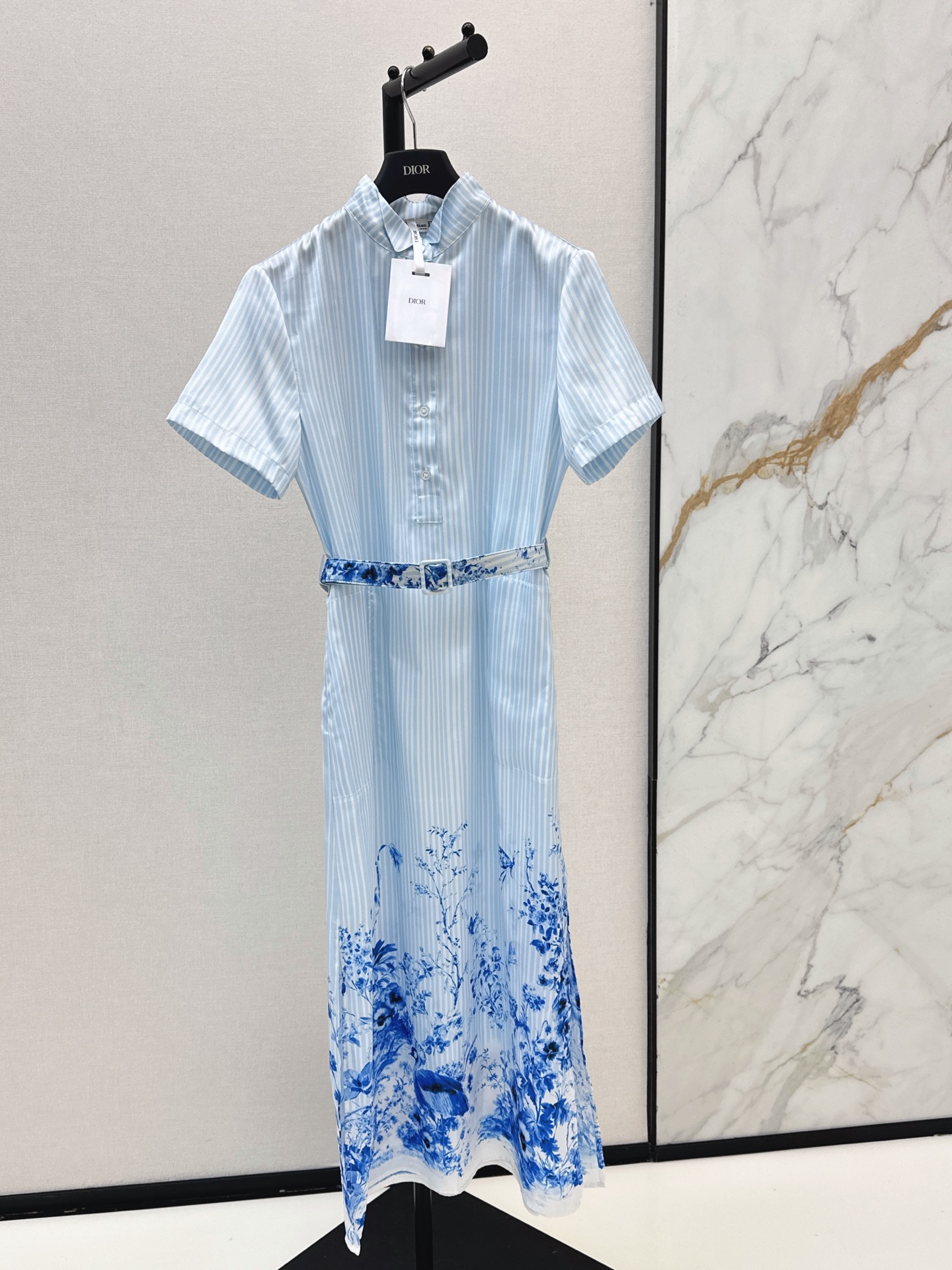 NO:868236,CD 26Ss————The latest long striped dress with floral pattern for spring and summer. It is fashionable, low-key, luxurious and high-end. The version is versatile and not picky. One color ready for sale smlxl,,skirts,19860909CD 26Ss————春夏最新款花卉图案长款条纹连衣裙时髦低调气质又奢华高级 版型百搭不挑人 一色现货发售smlxl,,skirts,,Women's clothing