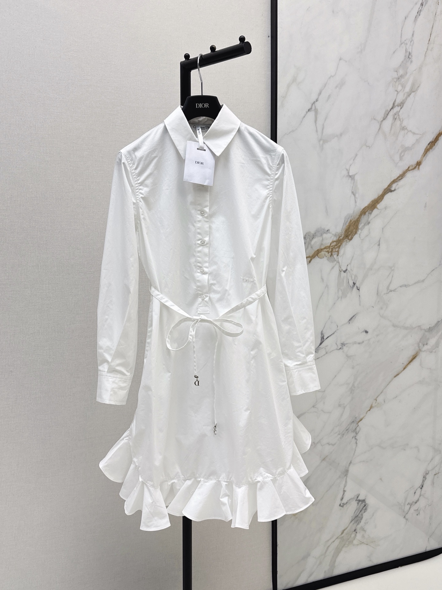 NO:868248,CD 26Ss————The latest spring and summer ruffled patchwork shirt dress has an A-like style. It is full of small details and is a plus. It has exquisite workmanship. It is fashionable to reduce age. It has a good hold style. It wins the hearts of fairies. It is soft and textured. It is available in one color. smlxl,,skirts,19860909CD 26Ss————春夏最新款荷叶边拼接衬衣式连衣裙可A可乖的风格 满满小细节太加分 做工精致 减龄时尚 好HOLD住造型 深得仙女心 柔软有质感 一色现货发售smlxl,,skirts,,Women's clothing