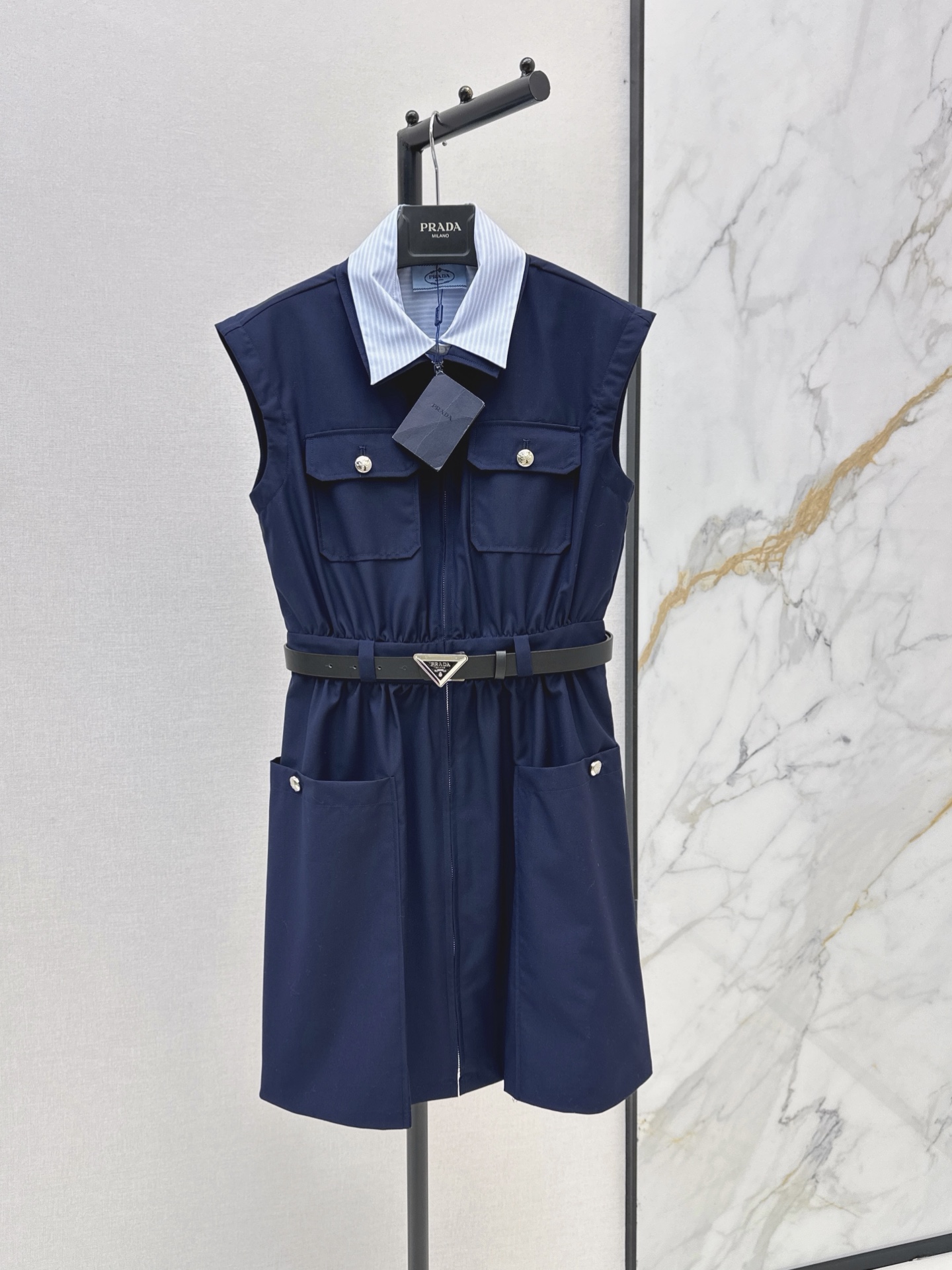 NO:868269,PD 26Ss————The latest elastic waist lapel dress in spring and summer has three-dimensional tailoring. It is all-round and exquisite. The upper body is super covered and the legs are slimmer. It is simple and easy to wear. It has a refreshing and fashionable sense of high-end. It is elegant and fashionable in daily life. It is versatile. The color is very beautiful. The fabric is high-end and textured. Two colors are available for sale sml,,skirts,19860909PD 26Ss————春夏最新款松紧收腰翻领连衣裙整件立体剪裁 全方位精致做上身超级遮肉显瘦 超拉腿部比例 简简单单 穿出清爽时髦的高级感 日常优雅又时髦巨百搭 颜色很好看 面料高级又有质感 两色现货发售sml,,skirts,,Women's clothing