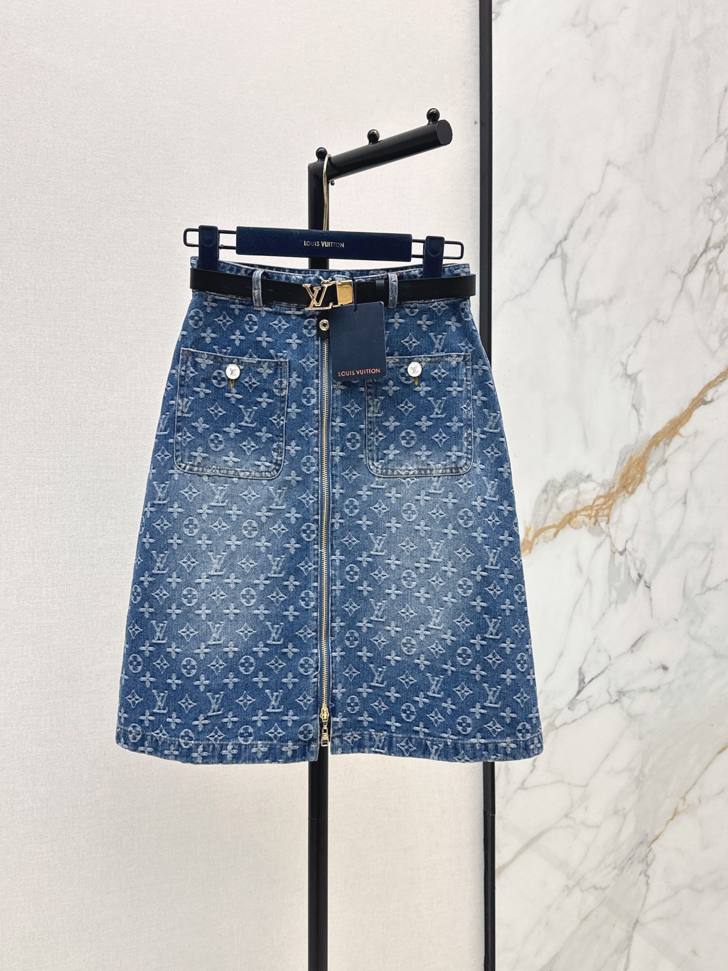 NO:868305,Ljia 26Ss - the latest presbyopic denim skirt for spring and summer. Super fashionable. The upper body is cool and sassy with unique tones. The texture is delicate and the cotton feels natural. It has a muscular feel and is super beautiful. One color available in stock. SML, Louis Vuitton, Skirts,19860909L家 26Ss———春夏最新款老花牛仔半裙 超时髦 个性色调上身又酷又飒爽 纹理细腻 棉感自然 有筋骨感超级漂亮 一色现货发售sml,,louis vuitton,skirts,,Women's clothing
