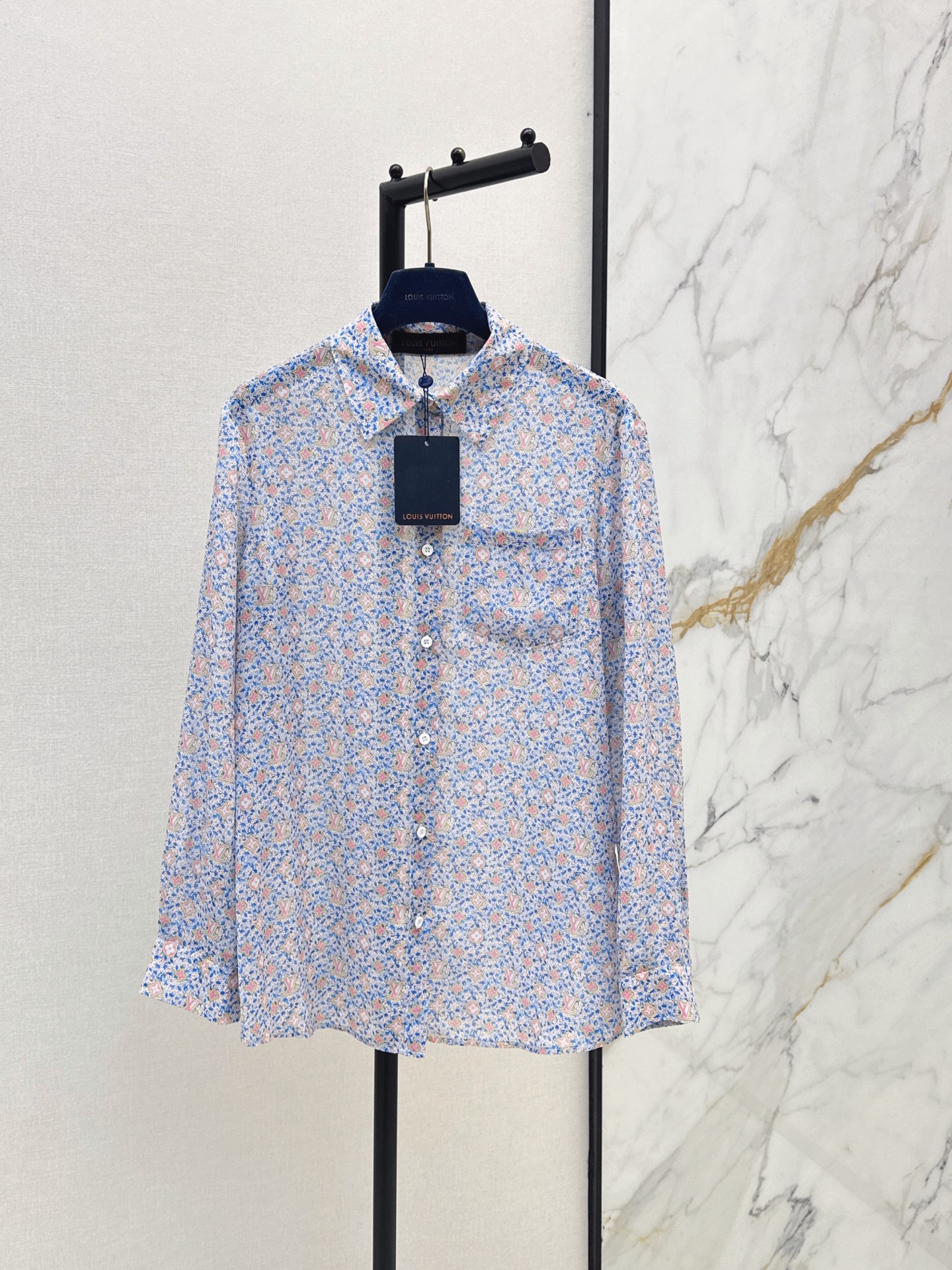 NO:868313,L Family 26Ss————The latest spring and summer logo printed loose-fitting Morandi color shirt is slightly see-through, vaguely fashionable and discreet, and has a cute style. The version is easy for everyone to control. It is full of small details, which is a plus. Exquisite workmanship, good HOLD style, won the hearts of fairies, soft and textured. Two colors are available for sale sml,, louis vuitton, shirts,19860909L家 26Ss————春夏最新款logo印花宽松莫兰迪色系衬衫微透视 若隐若现时尚小心机 可A可乖的风格 版型属于谁都好驾驭 满满小细节太加分 做工精致 好HOLD住造型 深得仙女心 柔软有质感 两色现货发售sml,,louis vuitton,shirts,,Women's clothing