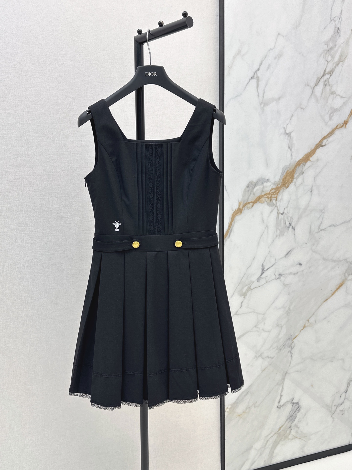 NO:868321,CD 26Ss————The latest bee embroidery sleeveless dress in spring and summer, the whole piece is cut three-dimensionally. It is all-round and exquisite. The upper body is super covered and the body is slimming. The proportion of the legs is super stretched. It is simple. It gives a refreshing and fashionable sense of high-end. It is elegant and fashionable in daily life. It is very versatile. The color is very beautiful. The fabric is high-end and texture. One color ready for sale sml,,skirts,19860909CD 26Ss————春夏最新款蜜蜂刺绣无袖连衣裙整件立体剪裁 全方位精致做上身超级遮肉显瘦 超拉腿部比例 简简单单 穿出清爽时髦的高级感 日常优雅又时髦巨百搭 颜色很好看 面料高级又有质感 一色现货发售sml,,skirts,,Women's clothing