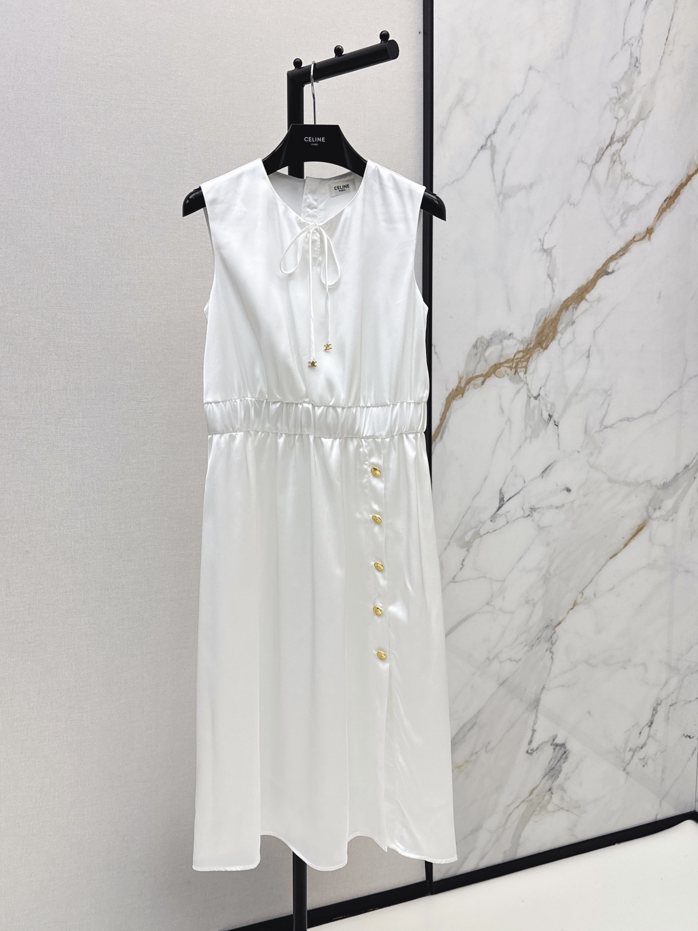 NO:868329,Ce 26Ss - the latest sleeveless dress for spring and summer. Silky fabric. Super fashionable silhouette. The upper body is casually high-end. Effortlessly fashionable. Overall simple and generous. The silhouette is comfortable to wear. Intelligent and atmospheric. Creates a cool and high-end feel. Customized accessories. Available in one color, sml,,skirts,19860909Ce 26Ss———春夏最新款无袖连衣裙 丝滑面料 版型超洋气 上身就一整个不经意的高级 毫不费力的时髦 整体简约大方 廓形穿着舒适 知性大气 打造飒爽高级感 开模定制配件 一色现货发售sml,,skirts,,Women's clothing