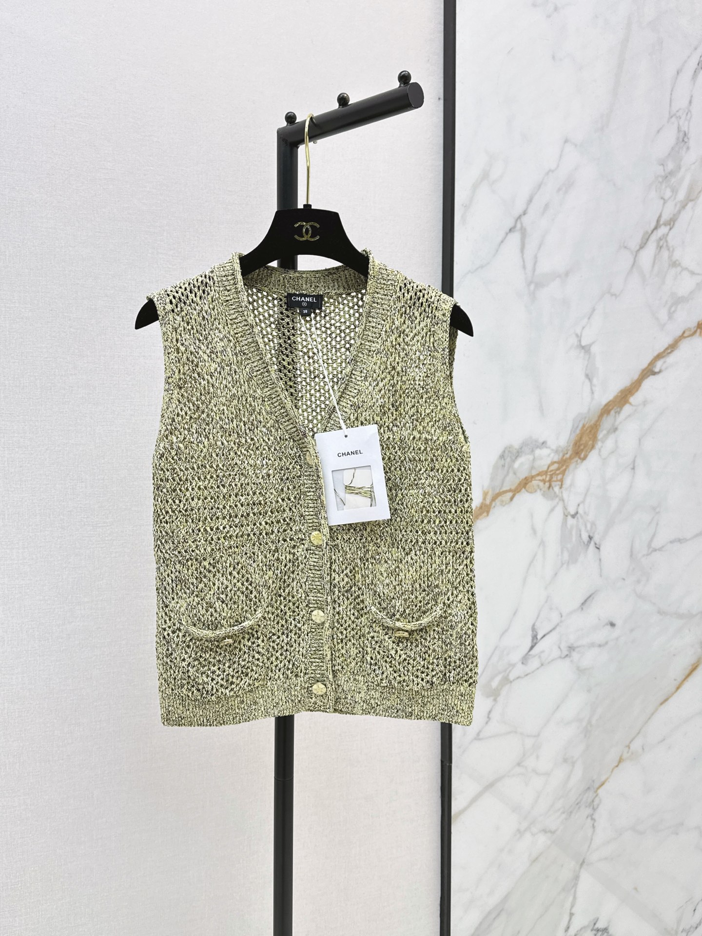 NO:868299,C Home 26Ss - the latest spring and summer hollow knitted vest with mixed color yarn + glitter sequins. Low-key luxury and exquisite V-neck design modifies the neck line. Front buttons are easy to put on and take off. Pockets on both sides are practical and beautiful. Hollow knitting technology is breathable and comfortable. Super suitable for spring and autumn. Easily create a French elegant atmosphere. One color ready for sale sml,,chanel,19860909C家 26Ss———春夏最新款镂空针织马甲混色纱线+金葱珠片 低调奢华又精致 V领设计修饰颈部线条 正面纽扣方便穿脱 两侧口袋实用又美观 镂空针织工艺透气舒适 春秋季穿搭超合适 轻松打造法式优雅氛围感 一色现货发售sml,,chanel,,Women's clothing