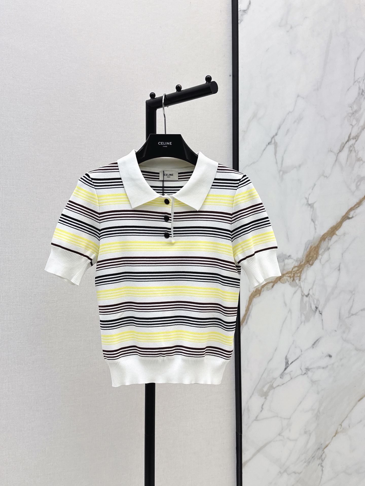 NO:868330,Ce 26Ss————The latest color-blocked striped lapel sweater for spring and summer. Highly suitable for summer. Contrast stripes + lapel design. Full of retro college style. Fashionable and age-reducing. Low-key yet recognizable. Three-dimensional cut, short-sleeved and loose fit. Very tolerant. One color ready for sale sml,, T-shirt,19860909Ce 26Ss————春夏最新款拼色条纹翻领针织衫夏天适配度超高的撞色条纹+翻领设计 复古学院风满满 时尚又减龄 低调不失辨识度 立体剪裁短袖宽松版型 包容性很好 一色现货发售sml,,T-shirt,,Women's clothing