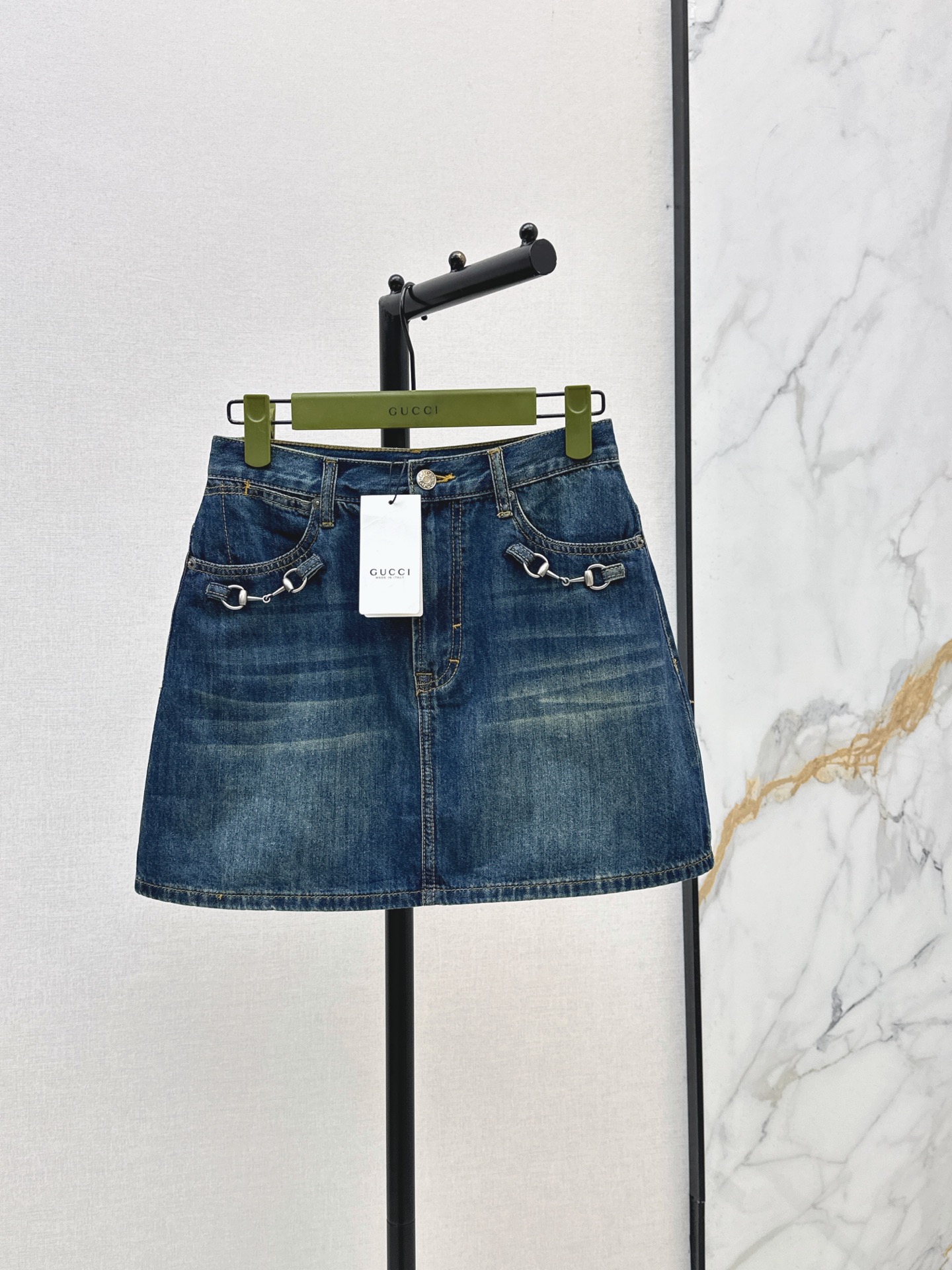 NO:868338,Gu 26Ss————The latest horsebit denim skirt for spring and summer. Made of dark blue washed denim fabric. The font version is super long for the legs. Double front pockets with silver horsebit. Perfect brand recognition. Metal snap button + zipper design. Easy to control for daily commuting and leisure. Pair with knitted sweater or Polo shirt to switch between sweet and cool college style. One color ready for sale sml,,skirts,19860909Gu 26Ss————春夏最新款马衔扣牛仔半裙深蓝水洗牛仔面料 字版型超显腿长 正面双口袋配银色马衔扣 品牌辨识度满分 金属按扣+拉链设计 日常通勤休闲都能轻松驾驭 搭配针织衫或Polo衫甜酷学院风随心切换 一色现货发售sml,,skirts,,Women's clothing