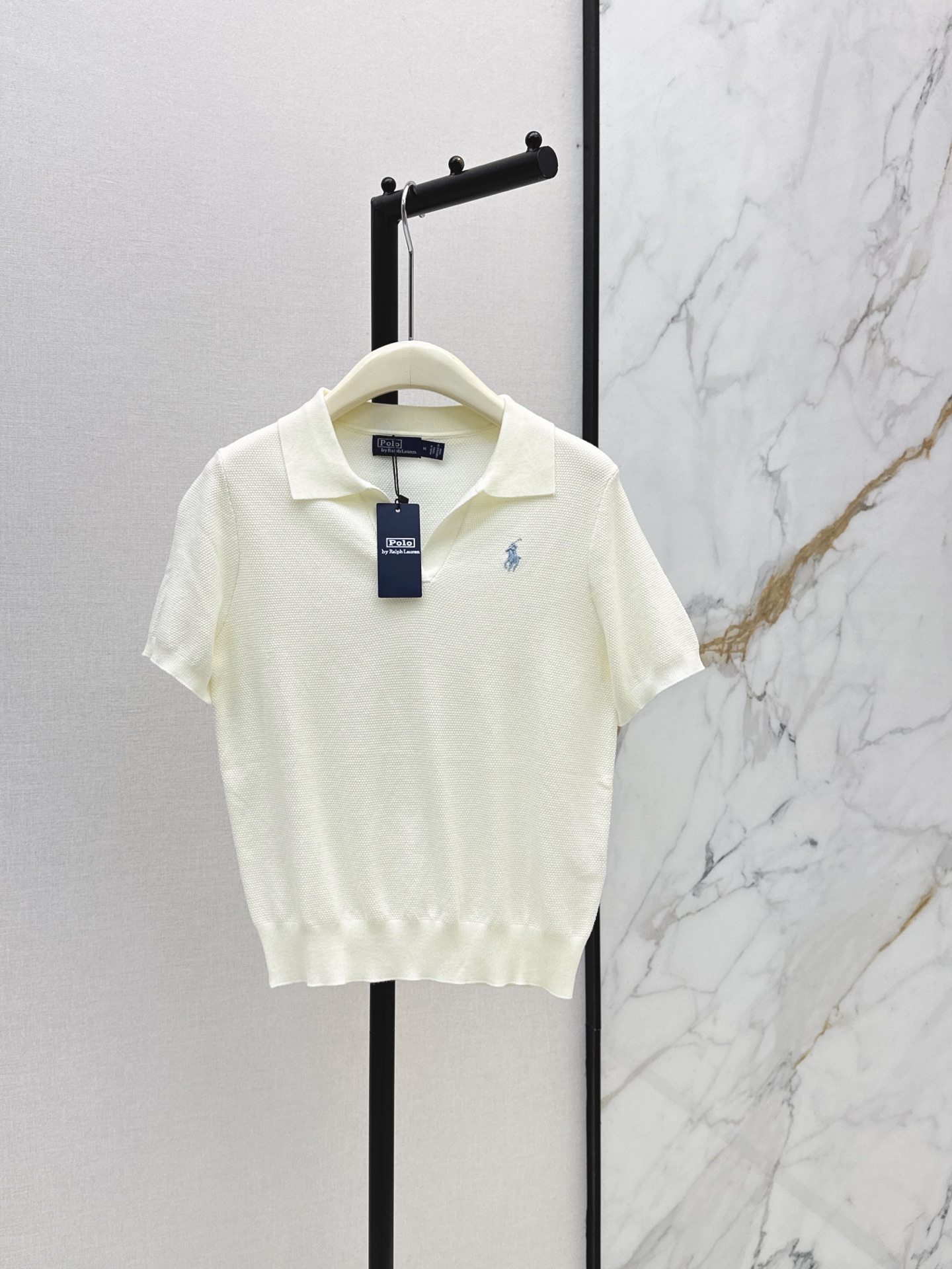 NO:868354,RL 26Ss————The latest classic logo embroidered lapel knitted top with embroidery. Simple and easy to wear. It goes well with pants or skirts. Polo lapel design. Classic logo embroidered on the chest. Thin yarn is not stuffy. Three colors available for sale sml,,skirts,19860909RL 26Ss————刺绣最新款经典logo刺绣翻领针织上衣 简约又好穿 搭配裤子或者半裙都OK Polo翻领设计 胸前刺绣经典logo装饰 轻薄的纱线不闷热 三色现货发售sml,,skirts,,Women's clothing