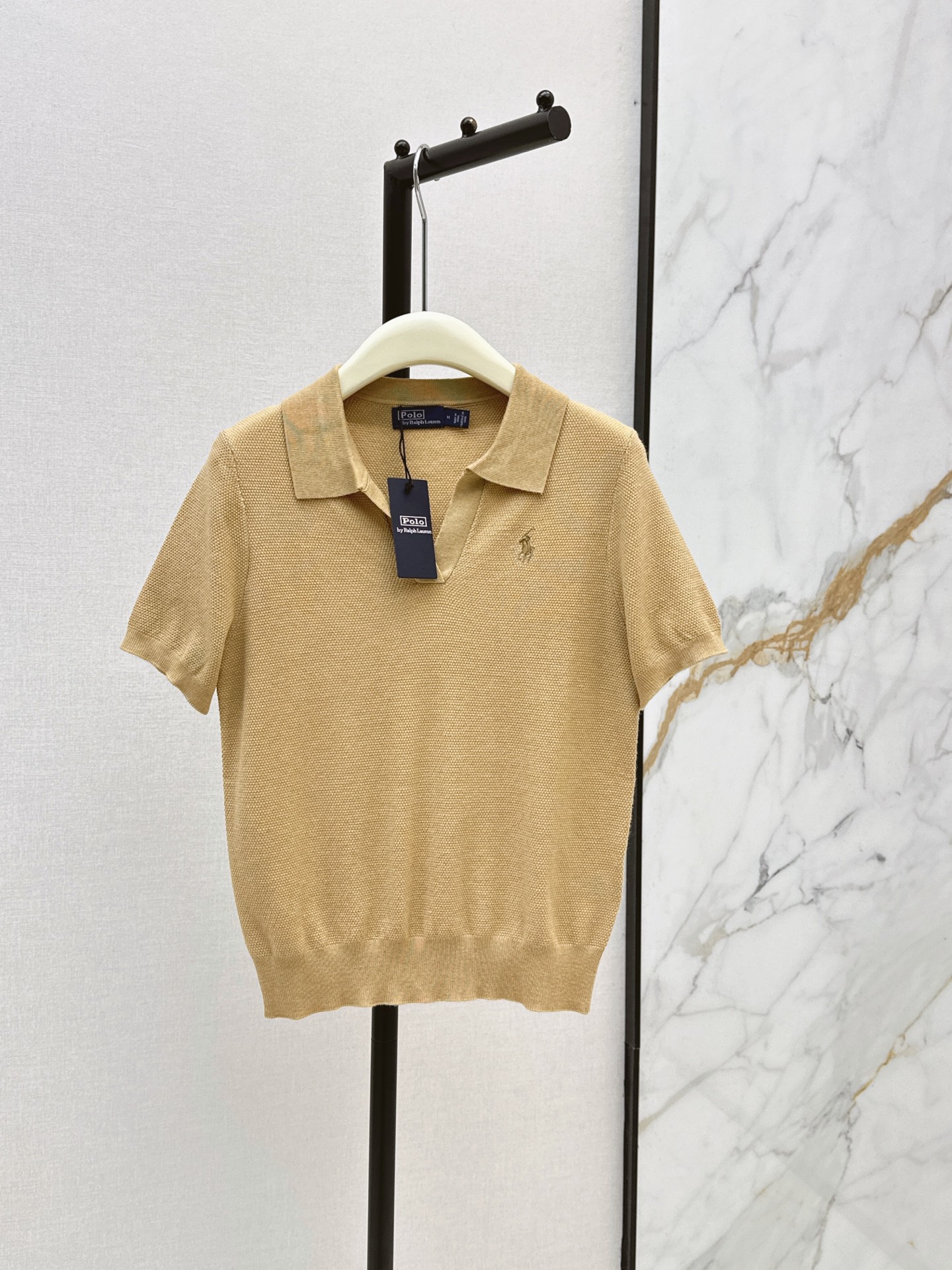 NO:868363,RL 26Ss————The latest classic logo embroidered lapel knitted top with embroidery. Simple and easy to wear. It goes well with pants or skirts. Polo lapel design. Classic logo embroidered on the chest. Thin yarn is not stuffy. Three colors available for sale sml,,skirts,19860909RL 26Ss————刺绣最新款经典logo刺绣翻领针织上衣 简约又好穿 搭配裤子或者半裙都OK Polo翻领设计 胸前刺绣经典logo装饰 轻薄的纱线不闷热 三色现货发售sml,,skirts,,Women's clothing