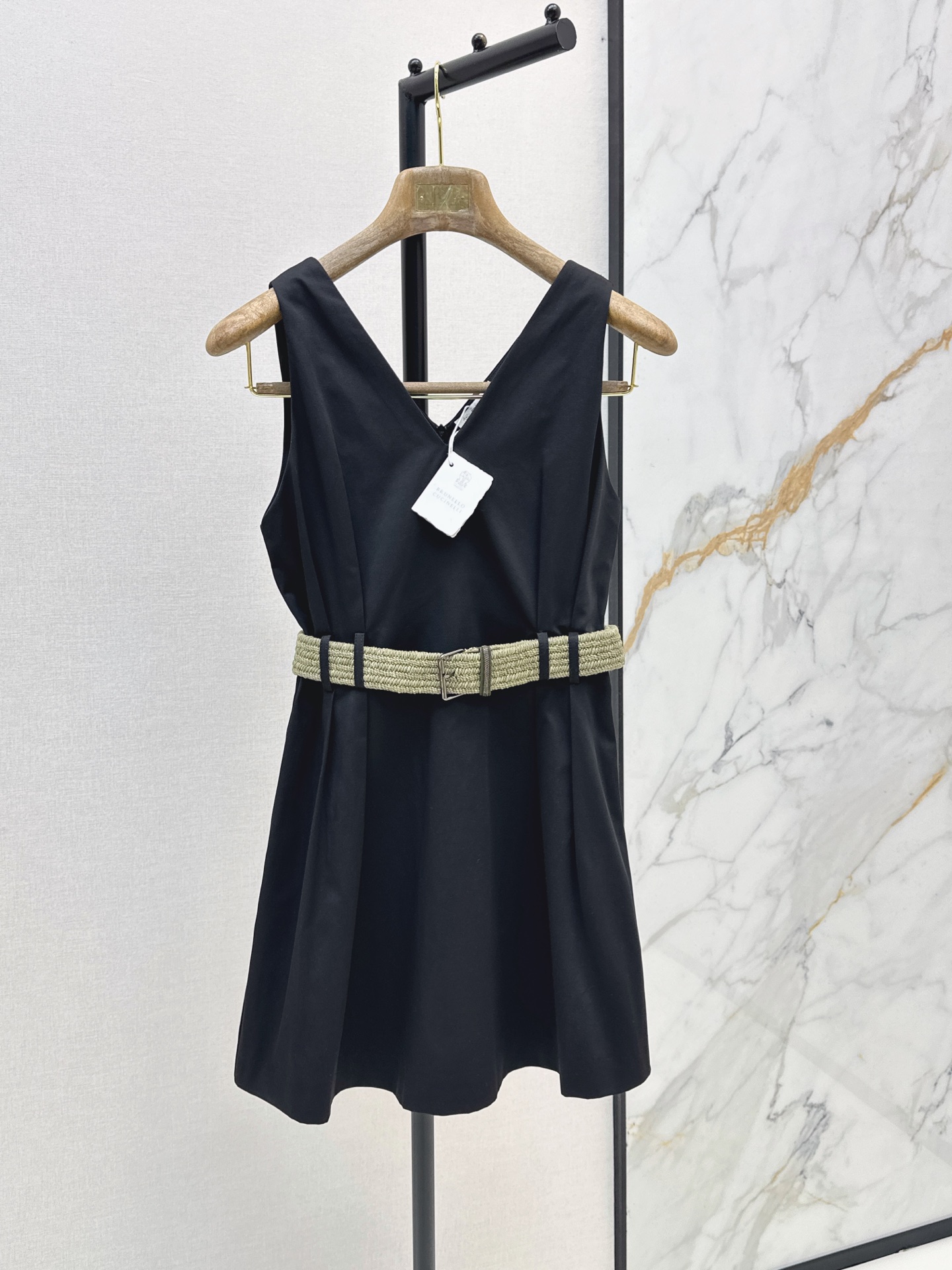 NO:868201,Old money holiday style Bc 26Ss————The latest spring and summer bead chain woven belt V-neck sleeveless dress. Front and back V-neck design. The waist is designed with a belt to tighten the waist. It can easily separate the golden proportion of Panax notoginseng. It looks very tall, whether it is daily or on vacation. It is a long skirt that is popular and versatile. Two colors are available for sale sml, skirts, gold,19860909老钱度假风 Bc 26Ss————春夏最新款小珠链编织腰带V领无袖连衣裙 前后V领设计 腰部采用腰带收腰设计 轻松分割出三七黄金比例感 很显高 不管是日常或者度假都OK 是出片又百搭的长裙 两色现货发售sml,,skirts,gold,,Women's clothing