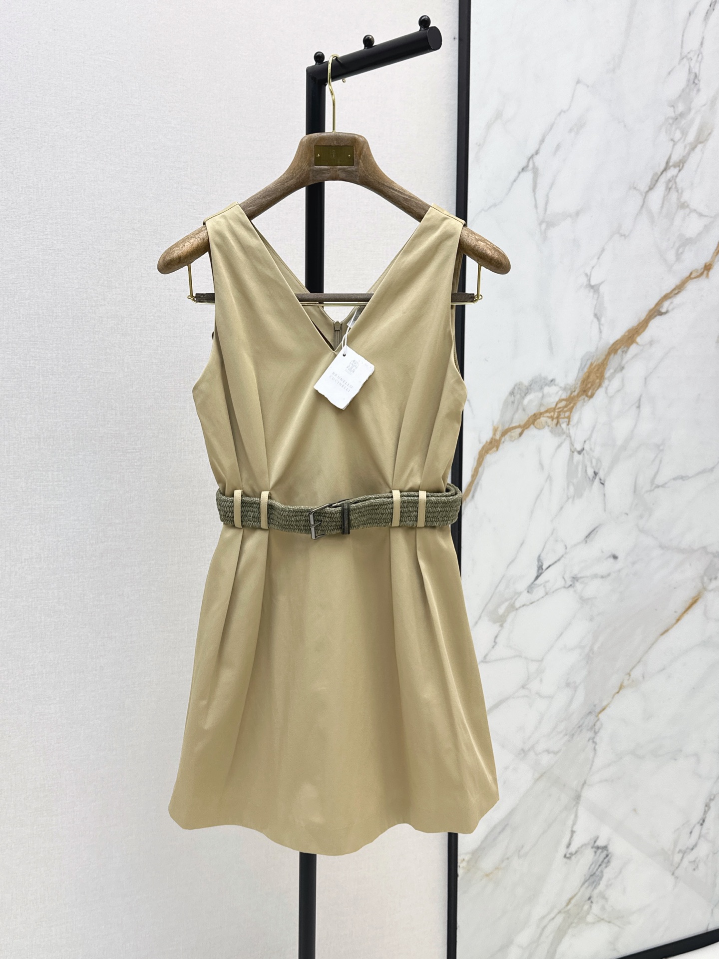 NO:868191,Old money holiday style Bc 26Ss————The latest spring and summer bead chain woven belt V-neck sleeveless dress. Front and back V-neck design. The waist is designed with a belt to tighten the waist. It can easily separate the golden proportion of Panax notoginseng. It looks very tall, whether it is daily or on vacation. It is a long skirt that is popular and versatile. Two colors are available for sale sml, skirts, gold,19860909老钱度假风 Bc 26Ss————春夏最新款小珠链编织腰带V领无袖连衣裙 前后V领设计 腰部采用腰带收腰设计 轻松分割出三七黄金比例感 很显高 不管是日常或者度假都OK 是出片又百搭的长裙 两色现货发售sml,,skirts,gold,,Women's clothing
