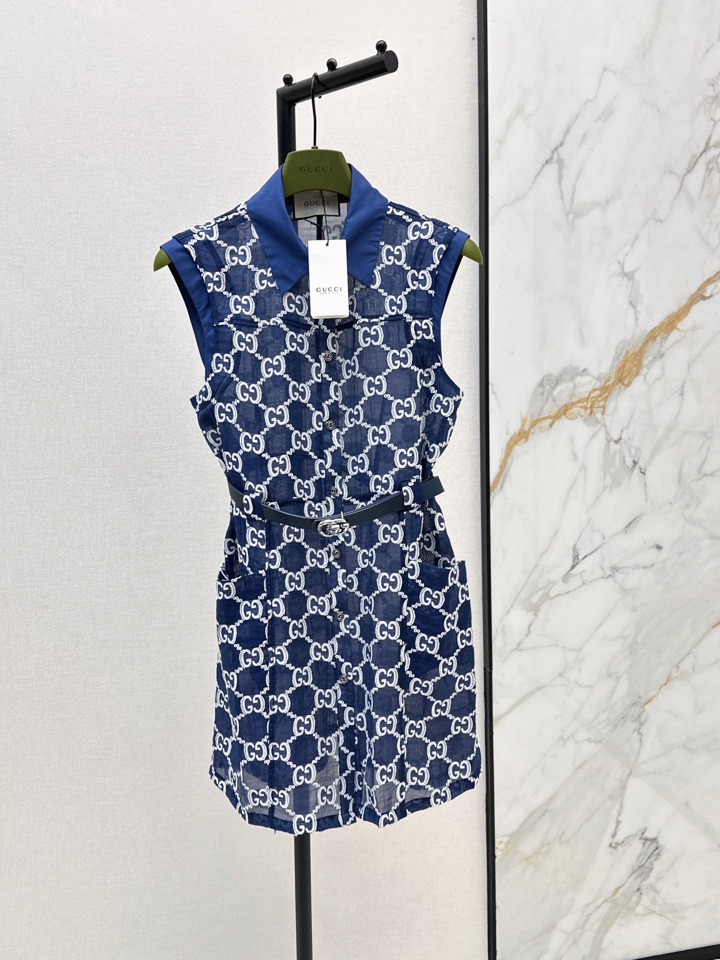 NO:869577,Gu 26Ss————The latest spring and summer GG jacquard sleeveless dress is vaguely fashionable and discreet. It has a cute style. It is full of small details that are a plus. It is exquisite in workmanship. It is fashionable to reduce age. It has a good hold style. It is popular with fairies. It is soft and textured. Two colors are available for sale now. sml,,skirts,19860909Gu 26Ss————春夏最新款gg提花无袖连衣裙若隐若现时尚小心机 可A可乖的风格 满满小细节太加分了 做工精致 减龄时尚 好HOLD住造型 深得仙女心 柔软有质感 两色现货发售sml,,skirts,,Women's clothing