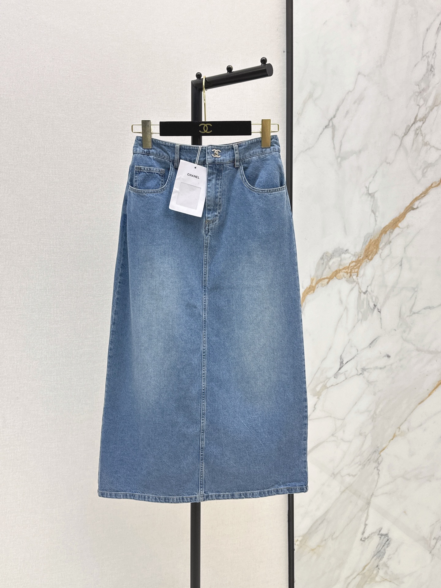 NO:869602,C Home 26Ss - the latest retro distressed washed denim skirt for spring and summer is super fashionable. The upper body is cool and sassy with unique color tones. The texture is delicate and the cotton feel is natural and sinewy. Super beautiful. One color ready for sale sml,,chanel,skirts,19860909C家 26Ss———春夏最新款复古做旧洗水牛仔半裙超时髦 个性色调上身又酷又飒爽 纹理细腻 棉感自然有筋骨感 超级漂亮 一色现货发售sml,,chanel,skirts,,Women's clothing